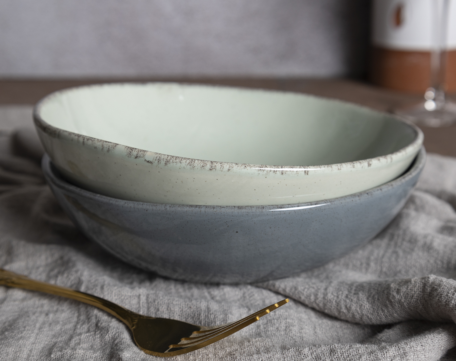 CHANGSHA HAPPY GO  Classic Four-Color Reactive Glaze Stoneware Dinner Set with Rustic Elegance  |happygodinnerware.com