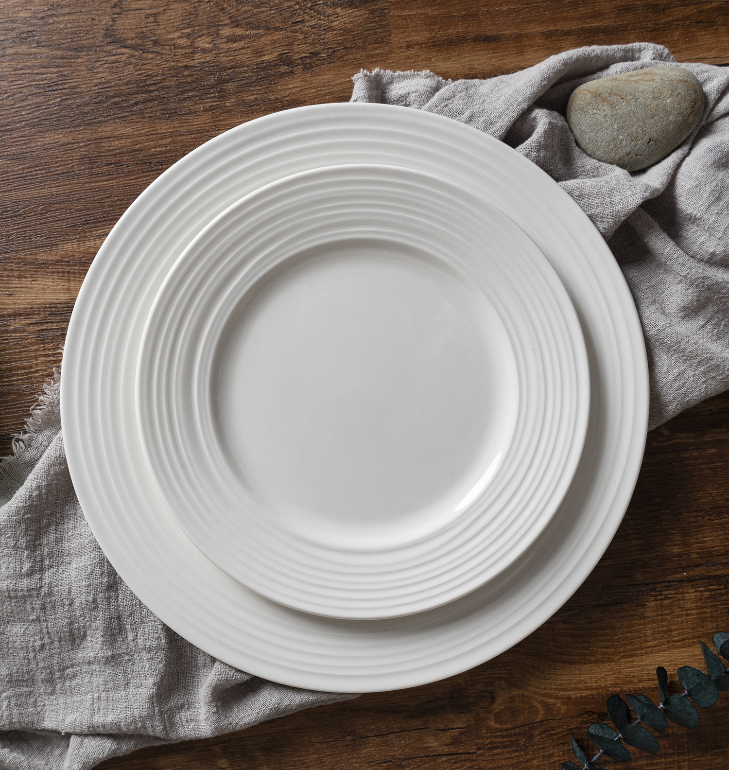 CHANGSHA HAPPY GO Minimalist Embossed Bone China Tableware Set with Concentric Coil Pattern – Plates and Bowls   |happygodinnerware.com