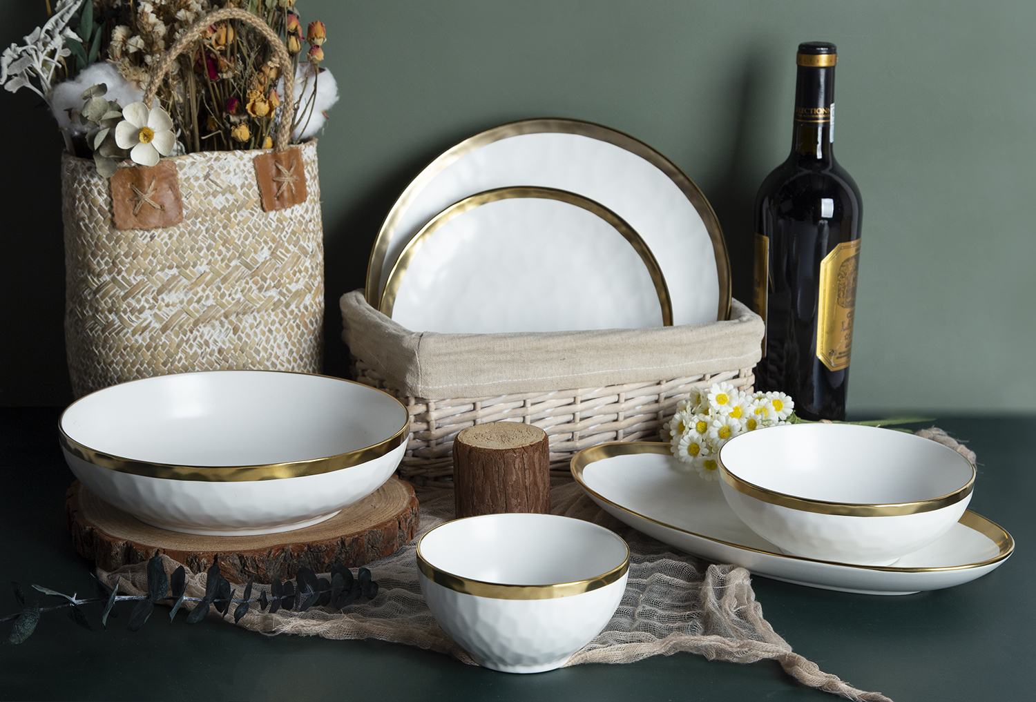 CHANGSHA HAPPY GO New Bone China Embossed Dinnerware with Gold Rim | happygodinnerware.com