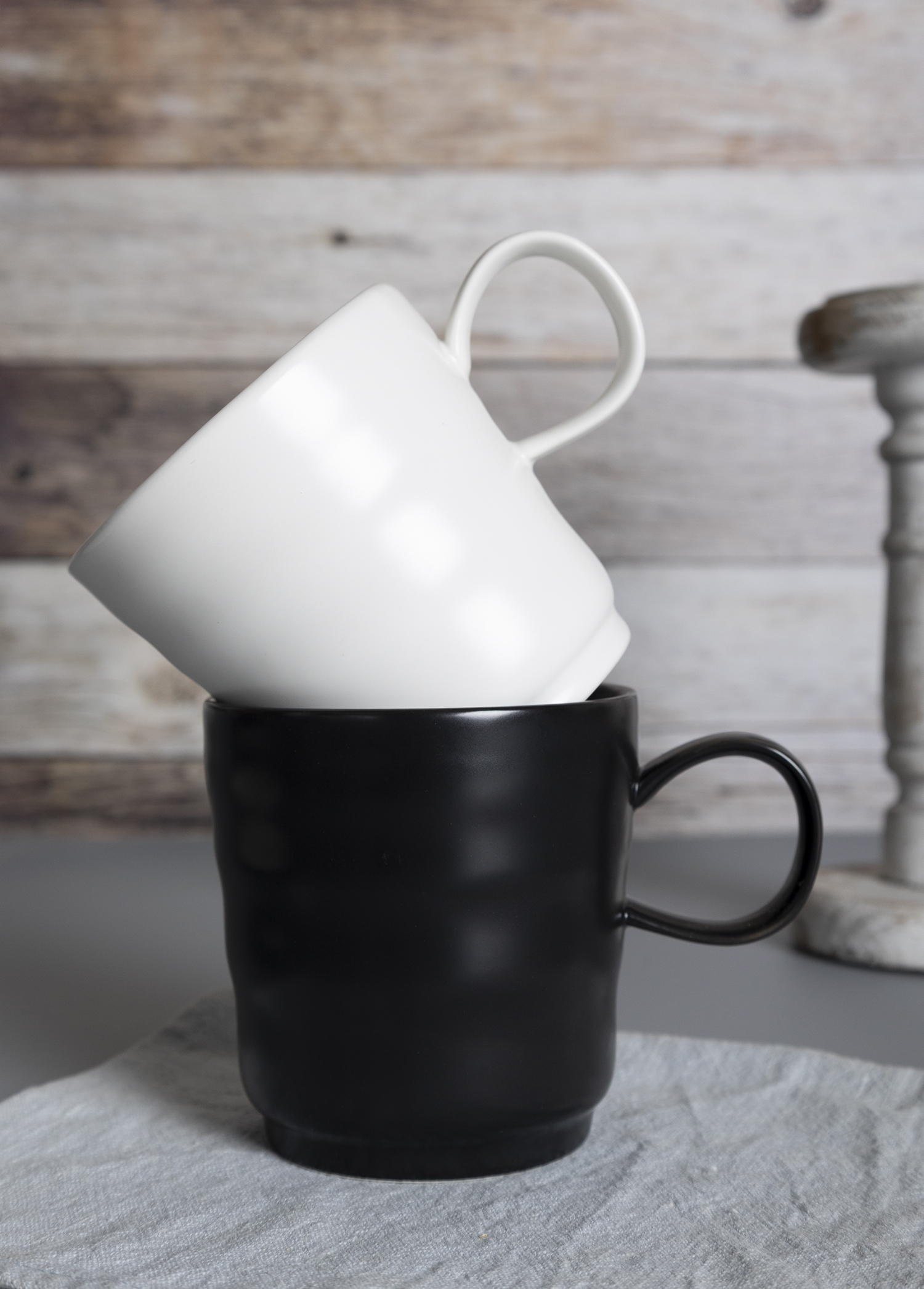 CHANGSHA HAPPY GO  Modern Contrast Bone China Coffee Set in Matte Black and White with Embossed Ripple Texture  |happygodinnerware.com