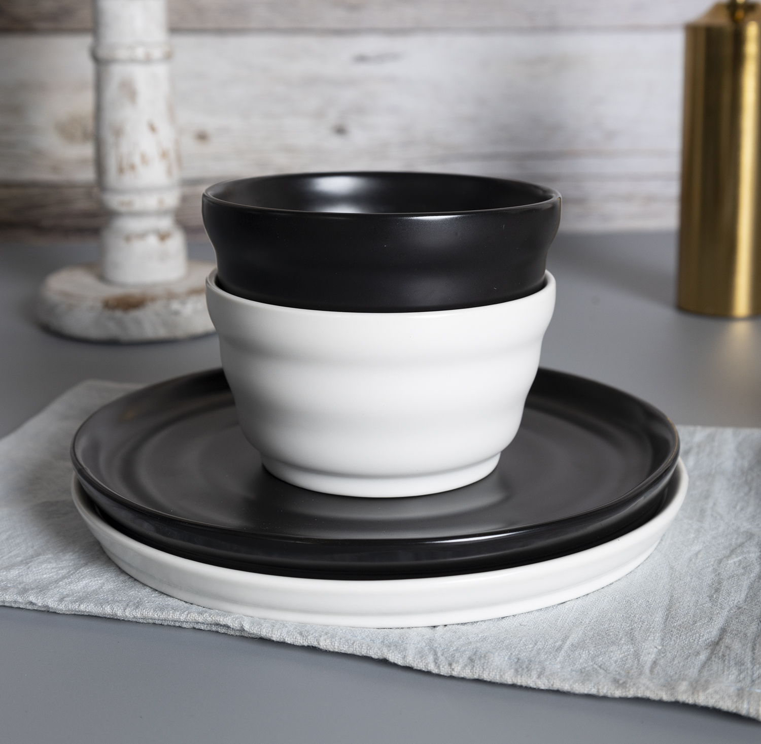 CHANGSHA HAPPY GO  Modern Contrast Bone China Coffee Set in Matte Black and White with Embossed Ripple Texture  |happygodinnerware.com