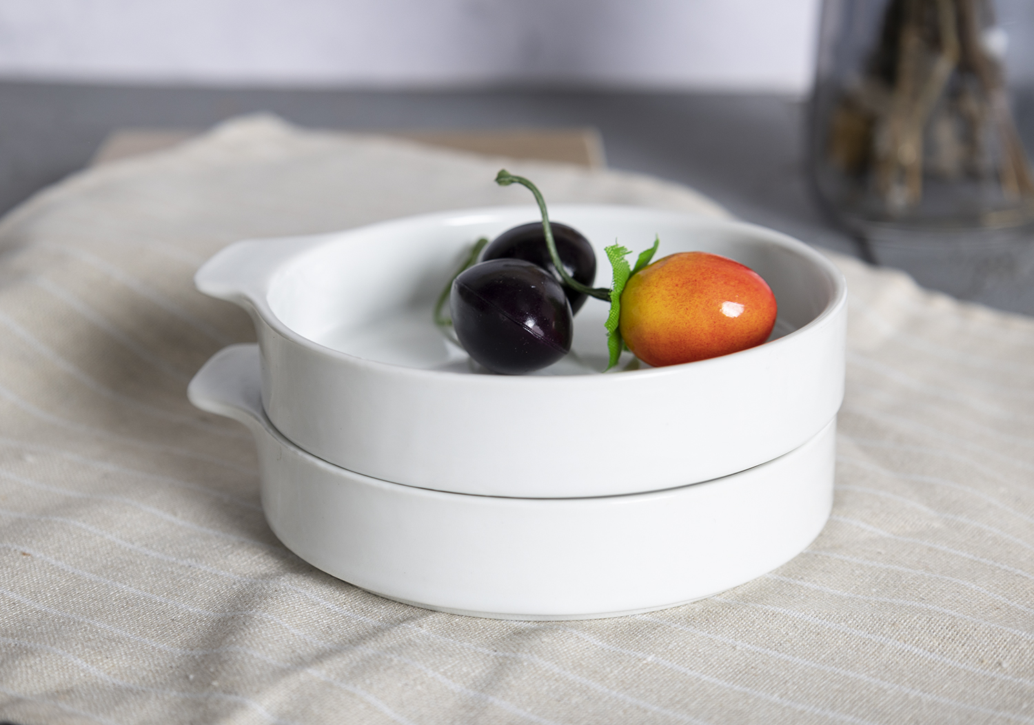 CHANGSHA HAPPY GO Elegant White Porcelain Chocolate Fondue Set with Minimalist Design for Sweet Entertaining Moments  |happygodinnerware.com
