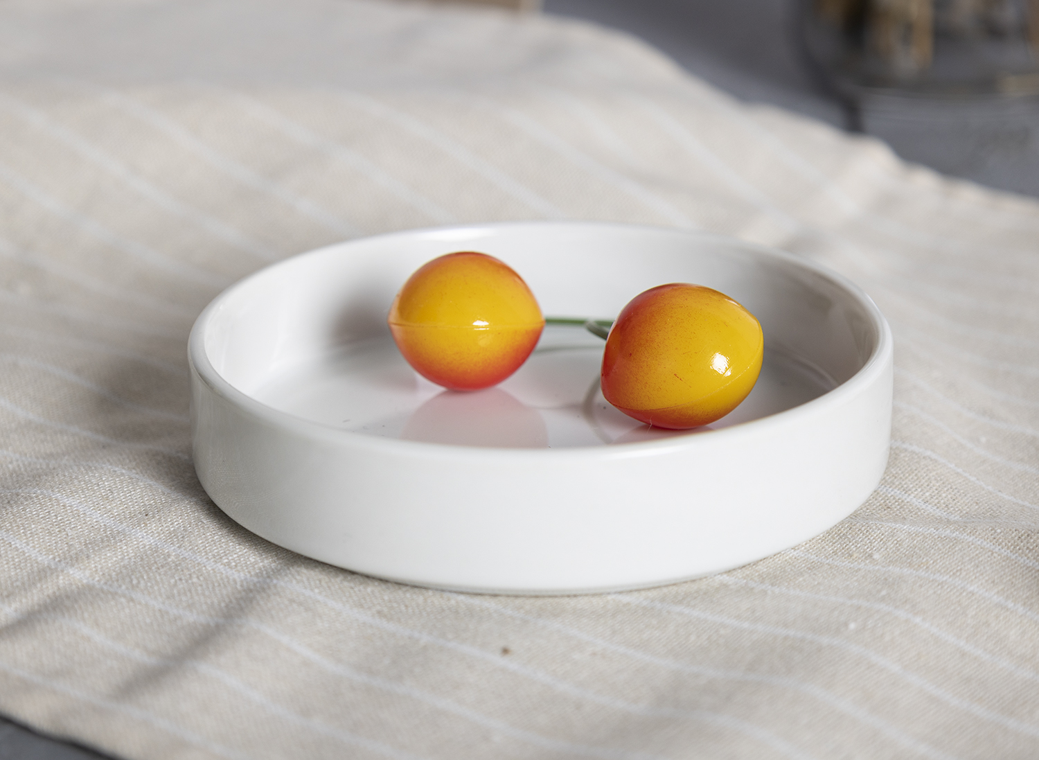 CHANGSHA HAPPY GO Elegant White Porcelain Chocolate Fondue Set with Minimalist Design for Sweet Entertaining Moments  |happygodinnerware.com