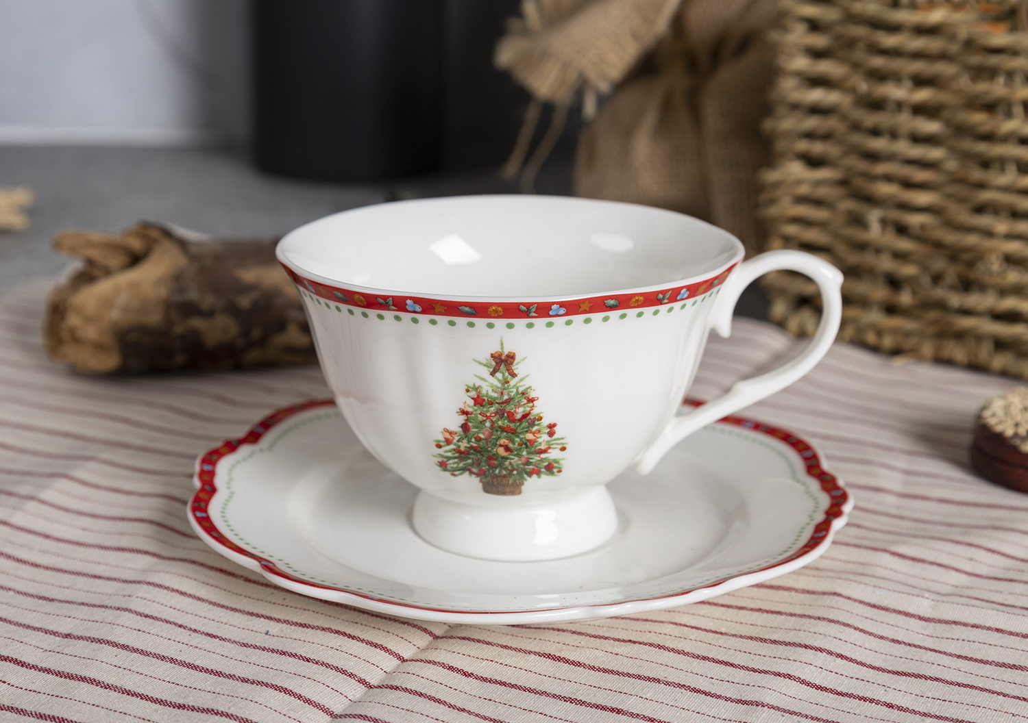 CHANGSHA HAPPY GO  Festive Christmas-Themed New Bone China Dinnerware Set with Holiday Motif and Decorative Decal Details  |happygodinnerware.com