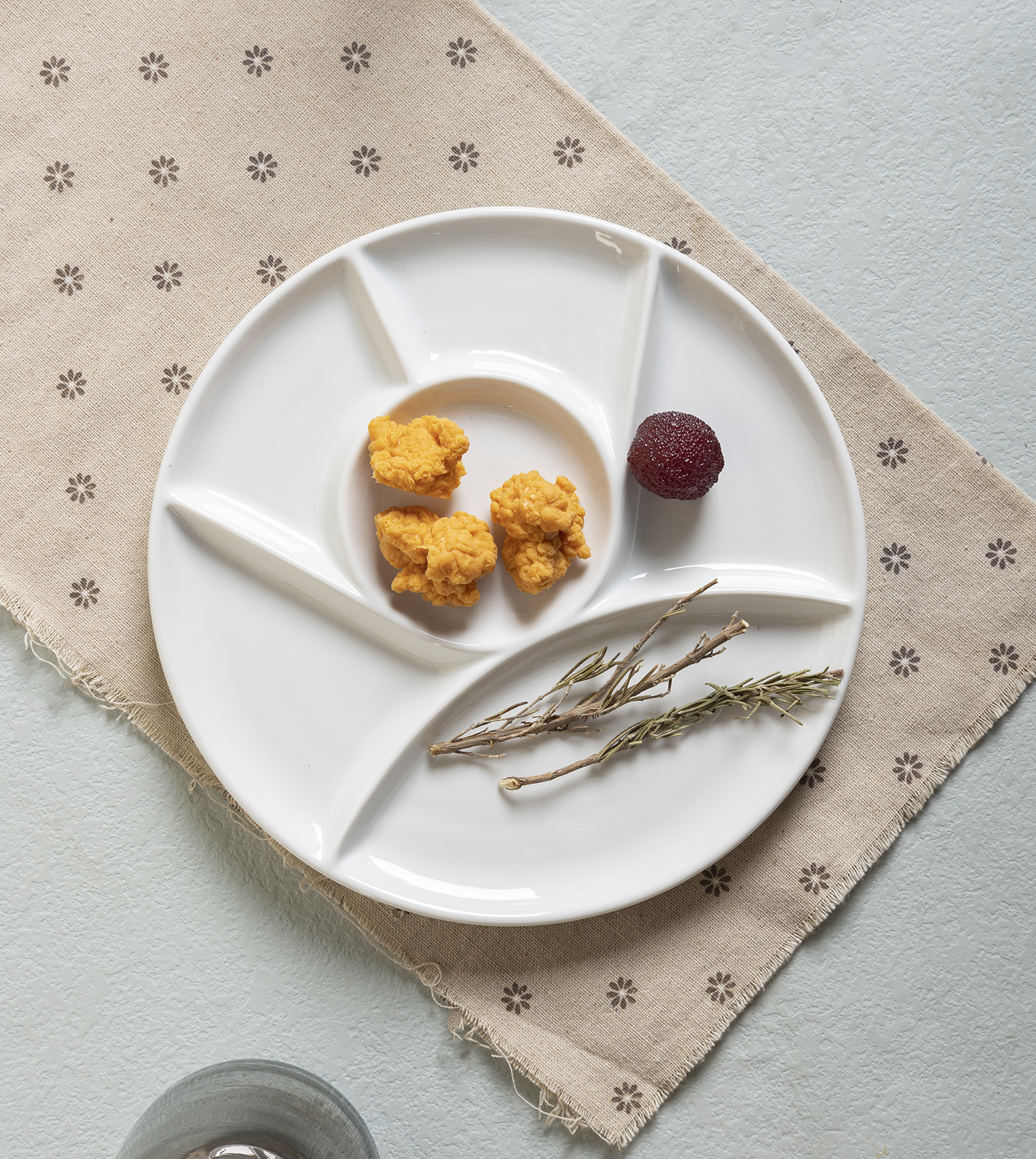 CHANGSHA HAPPY GO  Elegant White Porcelain Embossed Dinner Plates with Multi-Compartment Design for Stylish and Organized Serving |happygodinnerware.com