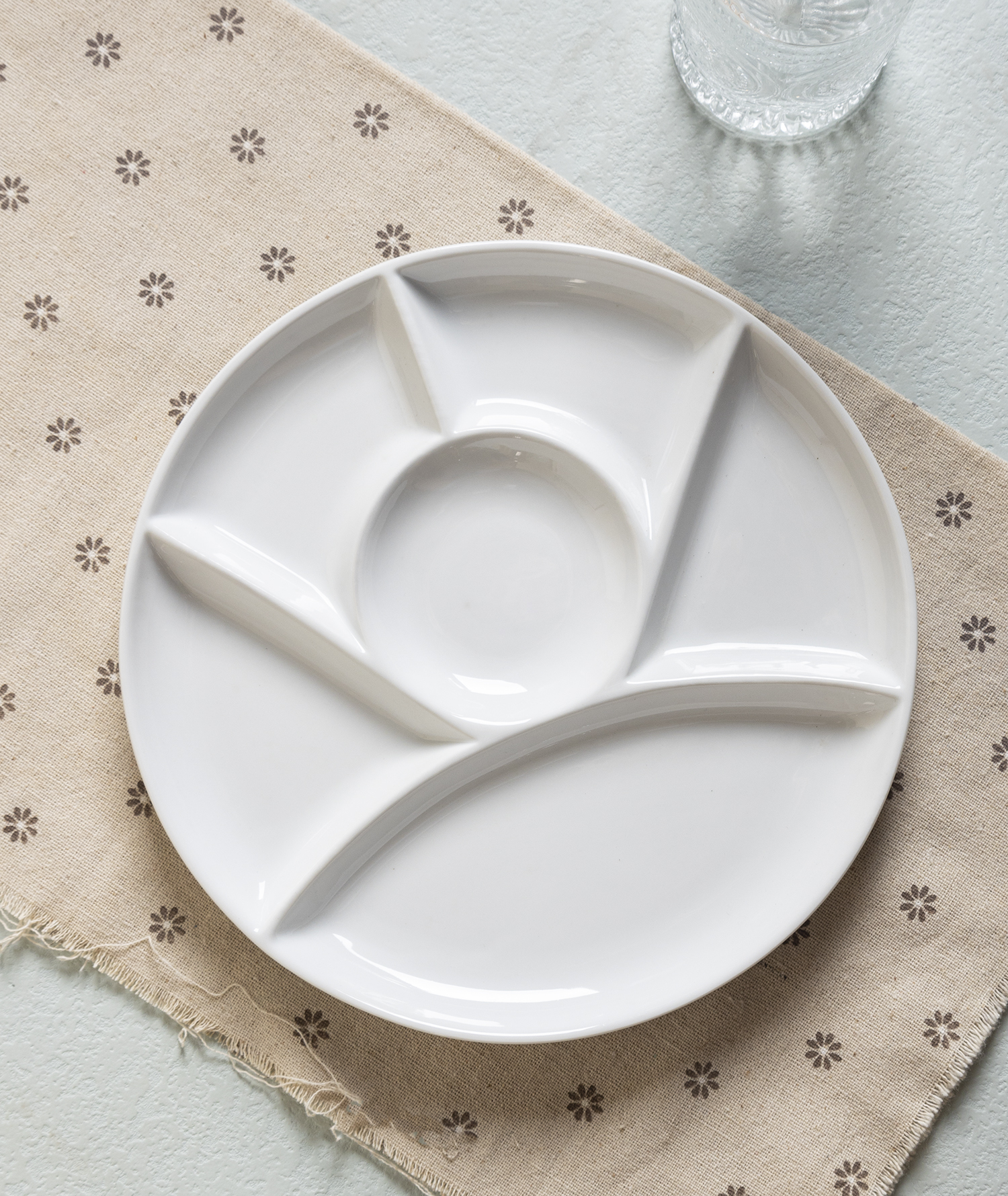 CHANGSHA HAPPY GO  Elegant White Porcelain Embossed Dinner Plates with Multi-Compartment Design for Stylish and Organized Serving |happygodinnerware.com