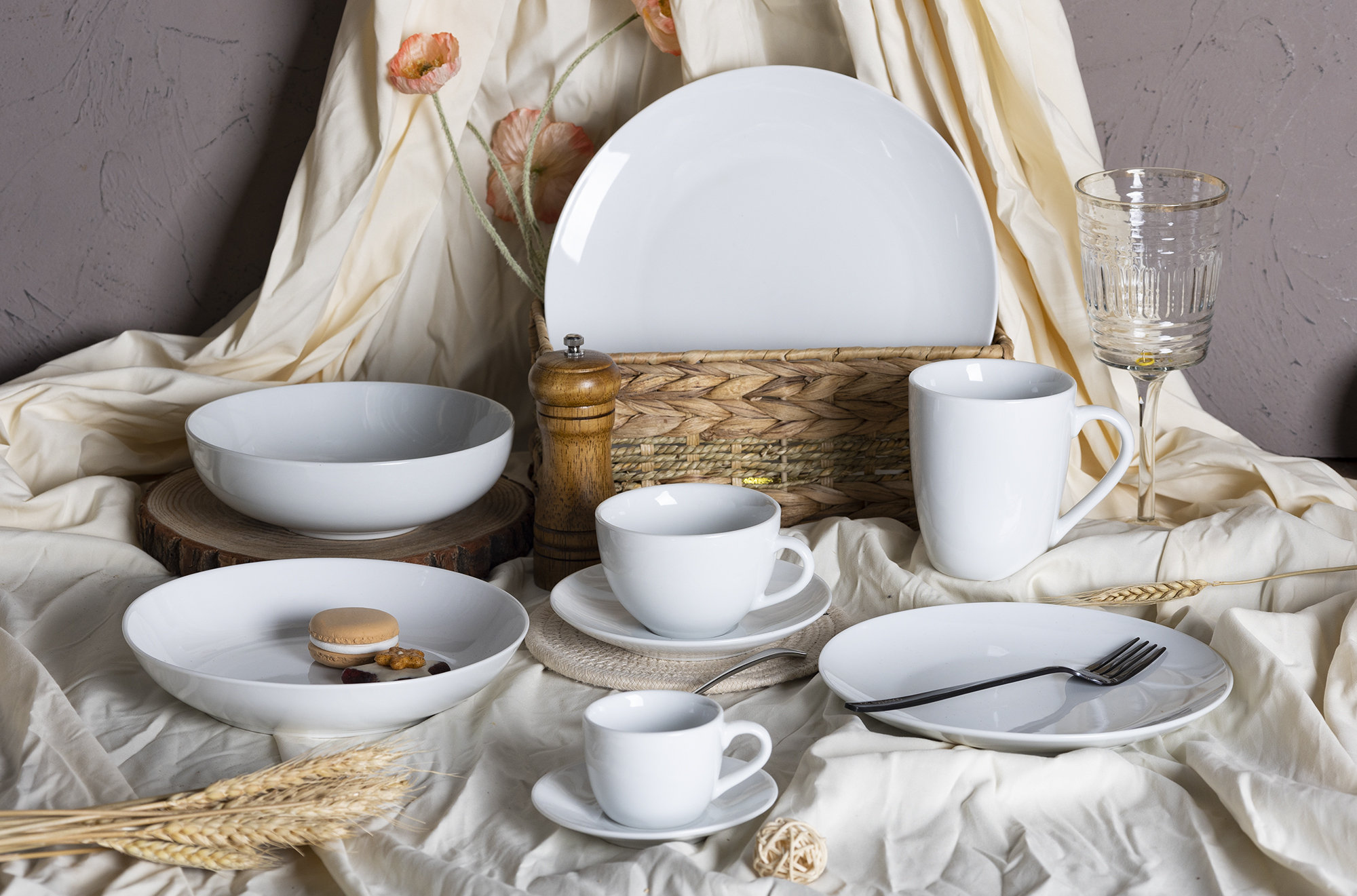 CHANGSHA HAPPY GO  Classic Pure White Porcelain Dinner Set with Smooth Glossy Finish for Timeless Elegance  |happygodinnerware.com