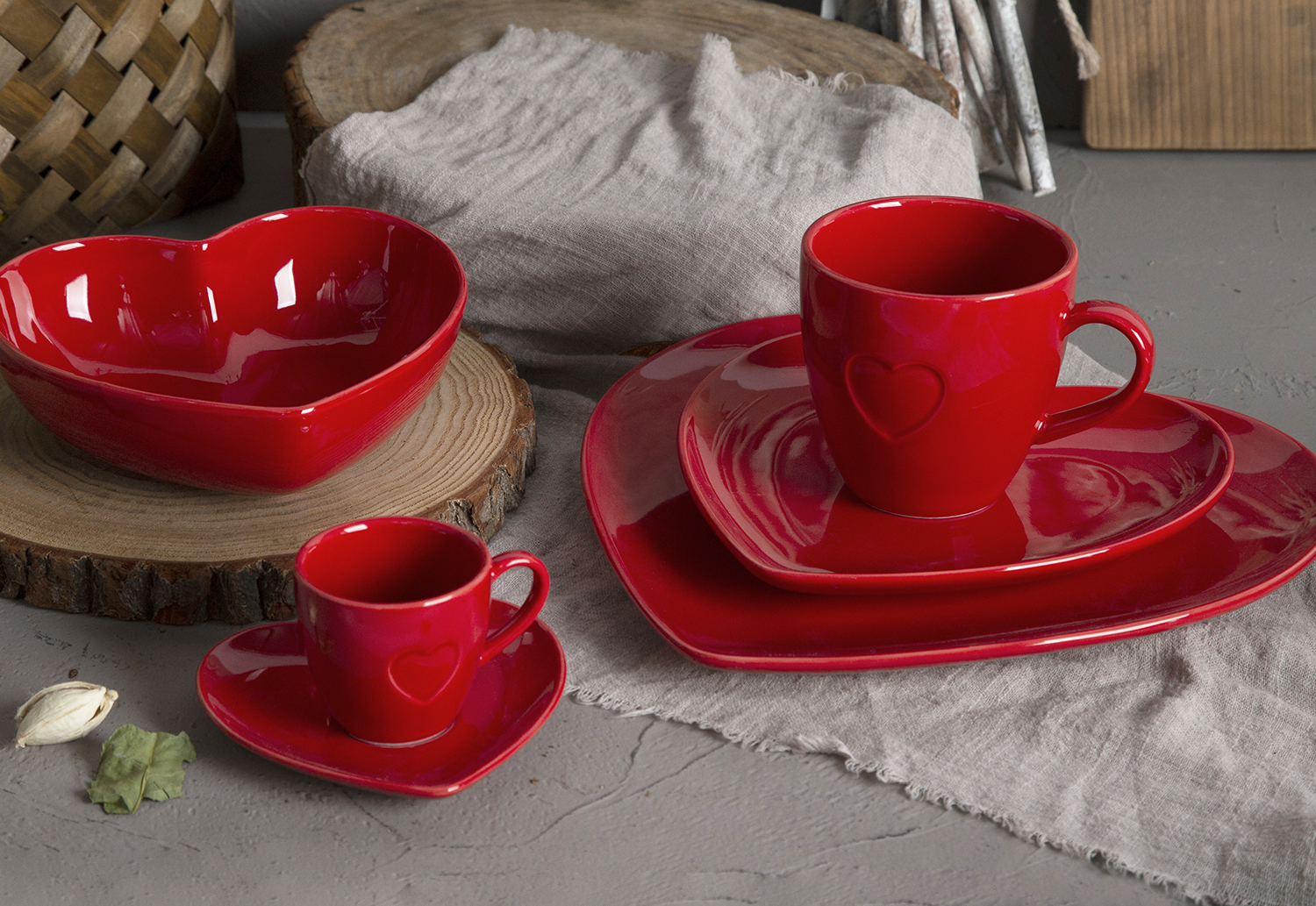CHANGSHA HAPPY GO Heart-Shaped Bone China Dinnerware Set | happygodinnerware.com