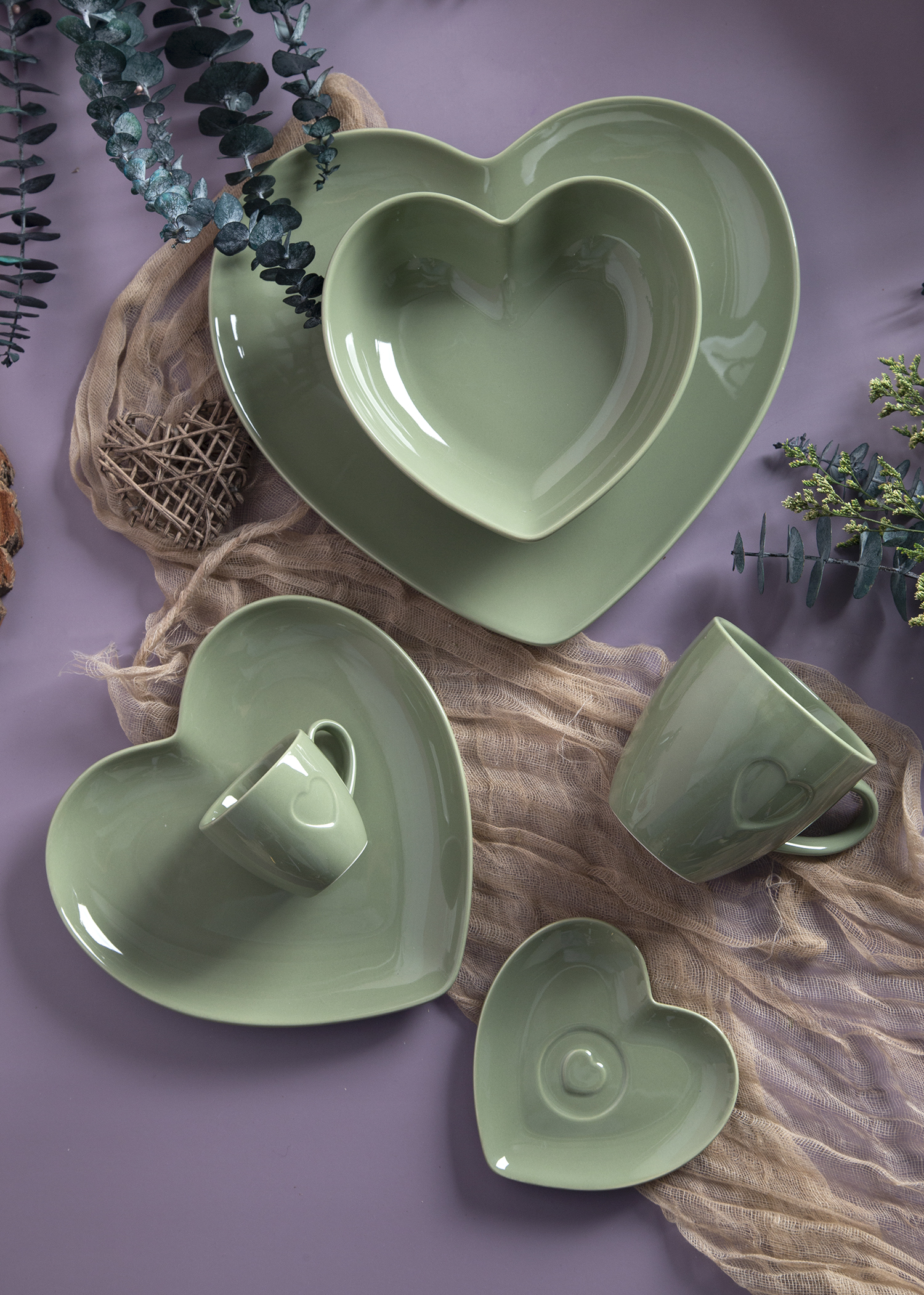 CHANGSHA HAPPY GO Heart-Shaped Bone China Dinnerware Set | happygodinnerware.com
