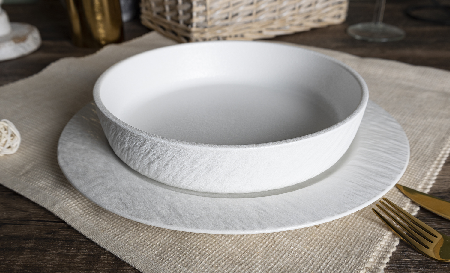CHANGSHA HAPPY GO Modern Minimalist Style New Bone China Embossed Dinnerware Set with Matte Texture and Color-Block Glaze Finish |happygodinnerware.com