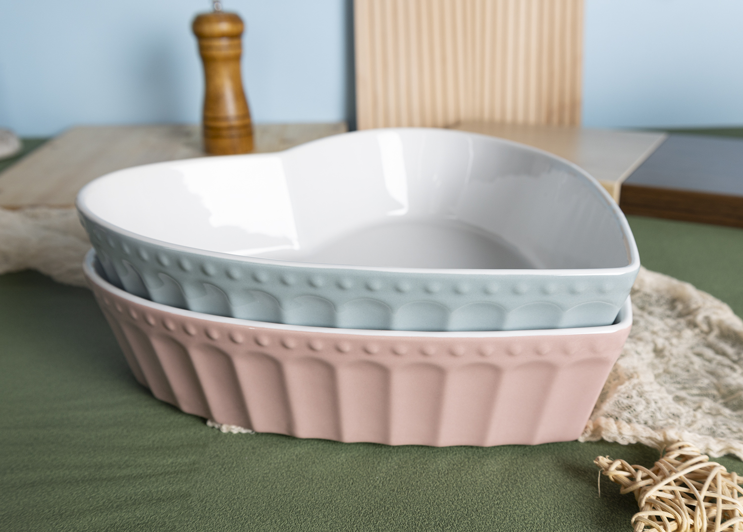 CHANGSHA HAPPY GO Embossed White Porcelain Rectangular Bakeware Set with Pastel Glazed Handles – Stackable Oven-Safe Baking Dishes in Green, Blue and Pink |happygodinnerware.com