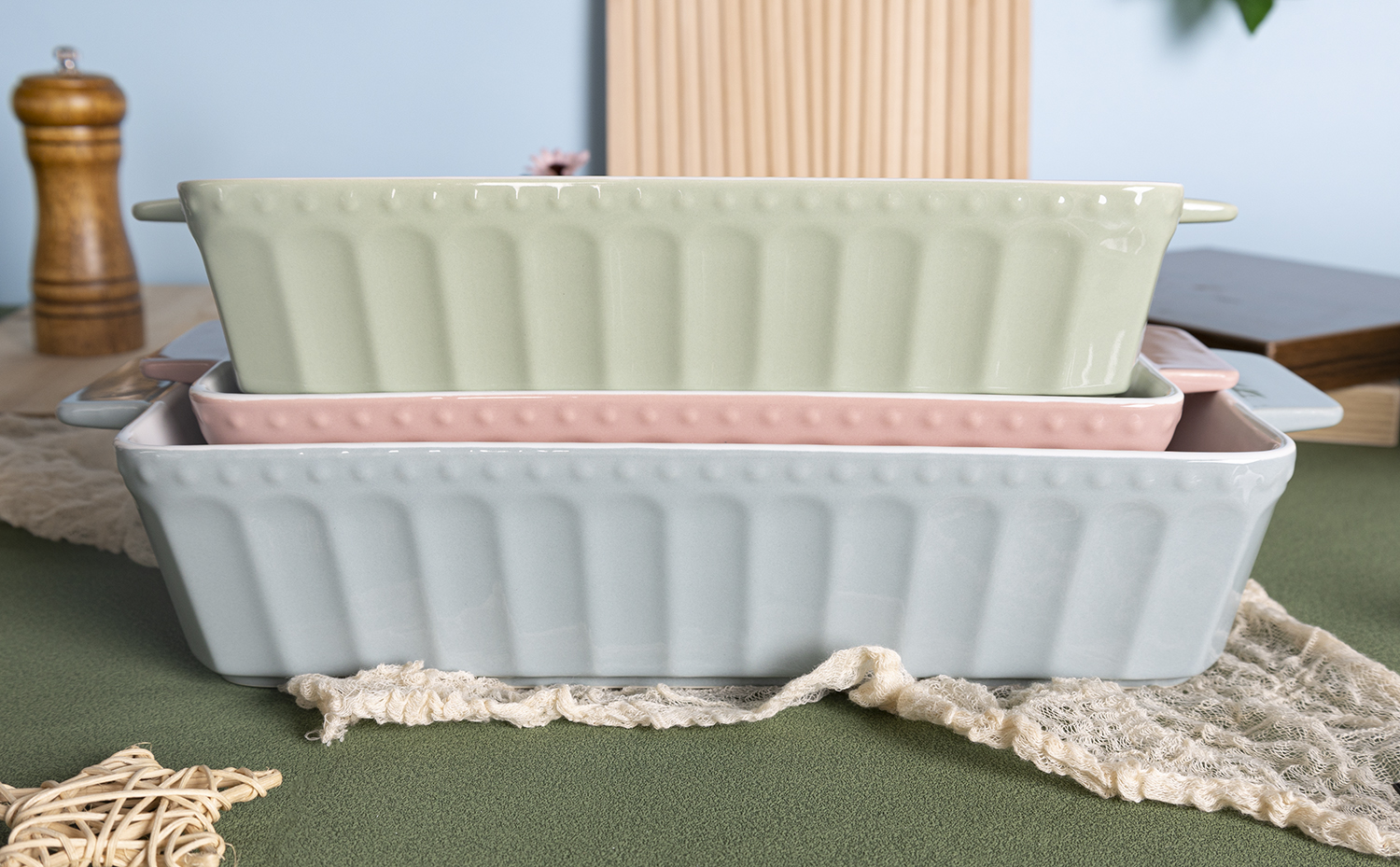 CHANGSHA HAPPY GO Embossed White Porcelain Rectangular Bakeware Set with Pastel Glazed Handles – Stackable Oven-Safe Baking Dishes in Green, Blue and Pink |happygodinnerware.com