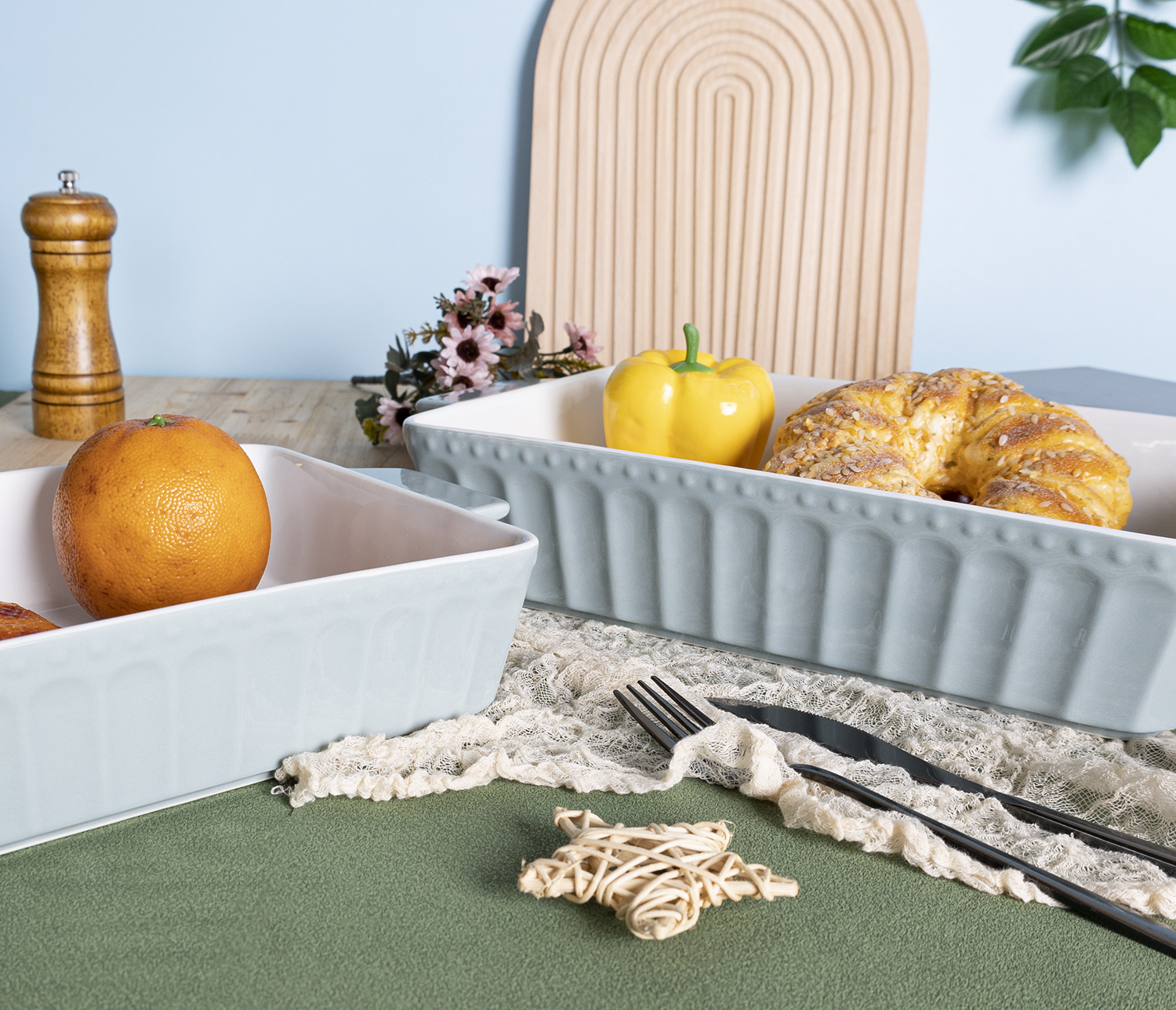 CHANGSHA HAPPY GO Embossed White Porcelain Rectangular Bakeware Set with Pastel Glazed Handles – Stackable Oven-Safe Baking Dishes in Green, Blue and Pink |happygodinnerware.com