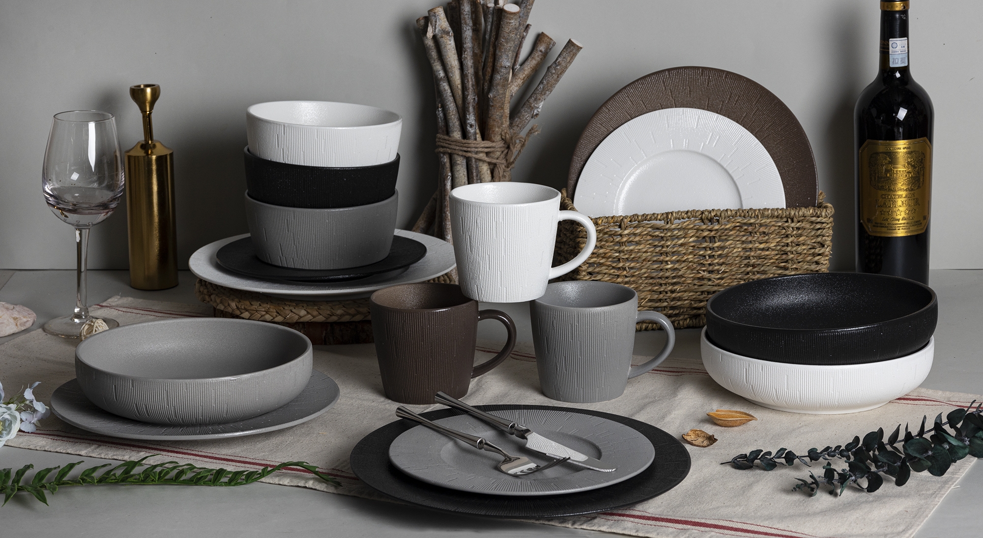 CHANGSHA HAPPY GO Matte Bone China Dinnerware Set with Line Embossed Texture and Matching Mugs for Contemporary Table Setting |happygodinnerware.com