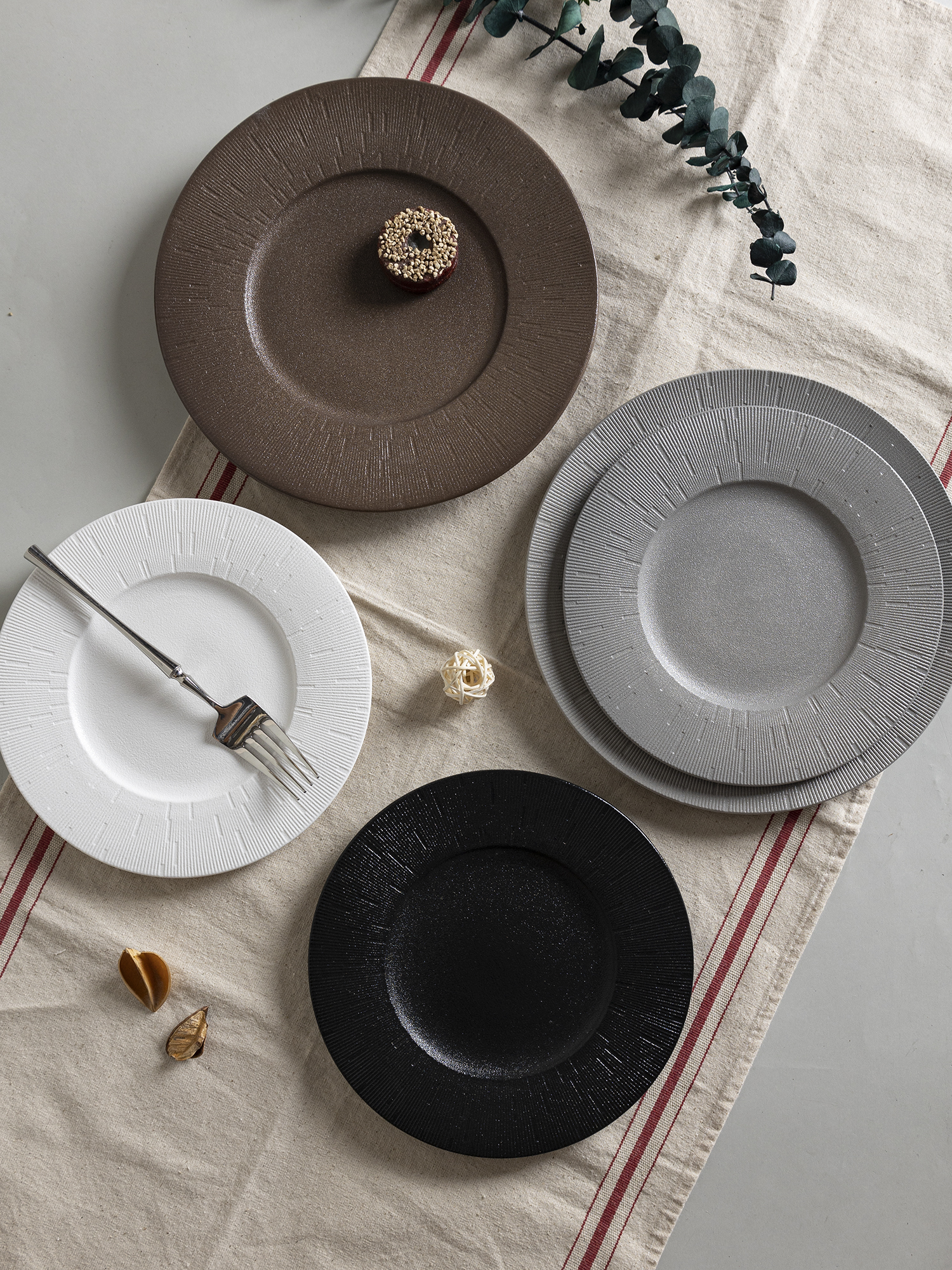 CHANGSHA HAPPY GO Matte Bone China Dinnerware Set with Line Embossed Texture and Matching Mugs for Contemporary Table Setting |happygodinnerware.com