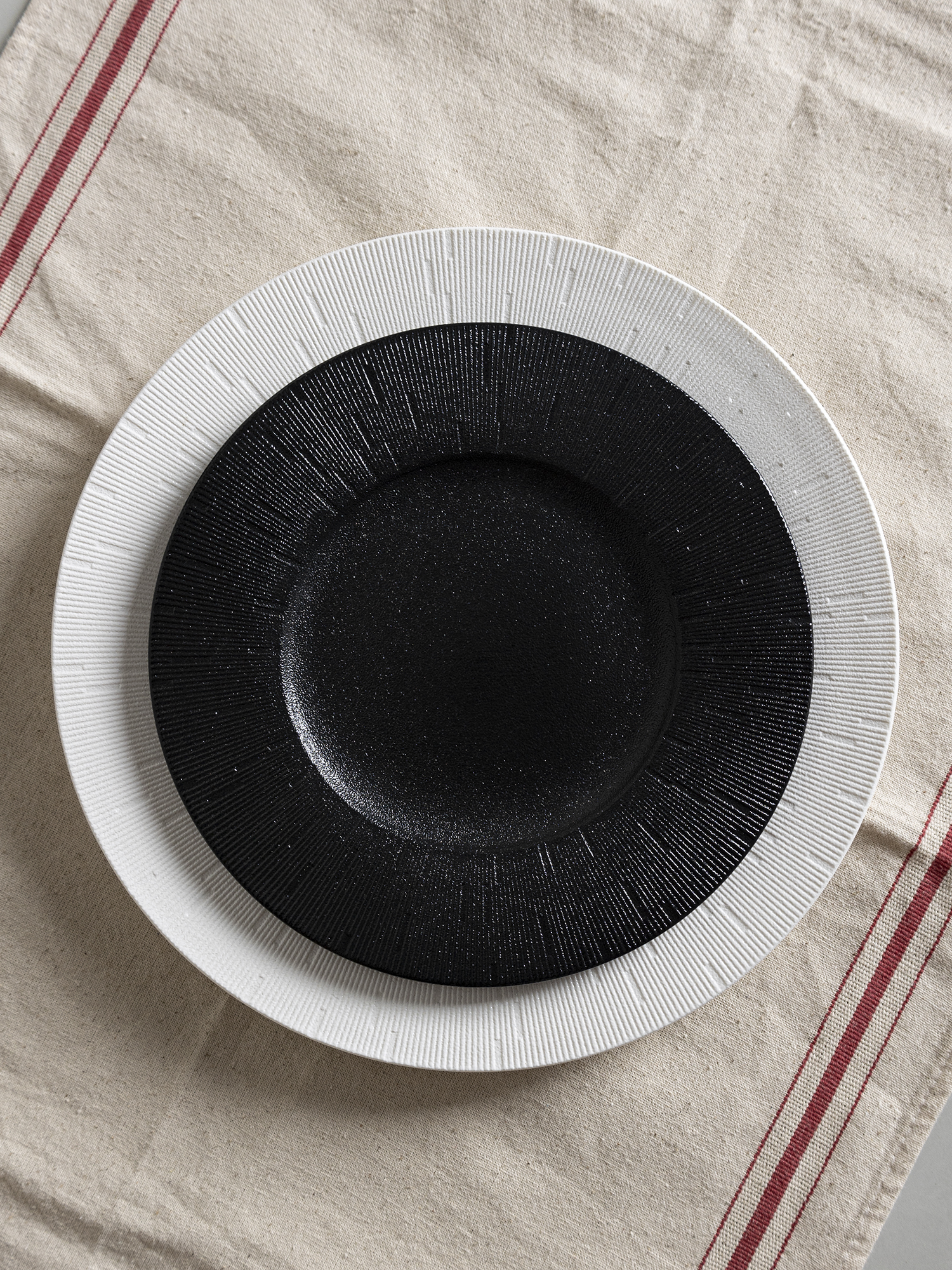 CHANGSHA HAPPY GO Matte Bone China Dinnerware Set with Line Embossed Texture and Matching Mugs for Contemporary Table Setting |happygodinnerware.com
