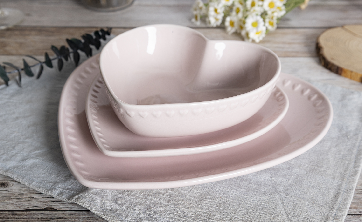 CHANGSHA HAPPY GO Heart-Shaped Embossed Bone China Dinnerware Set in Pink and White Two-Tone Design for Romantic Dining Occasions |happygodinnerware.com