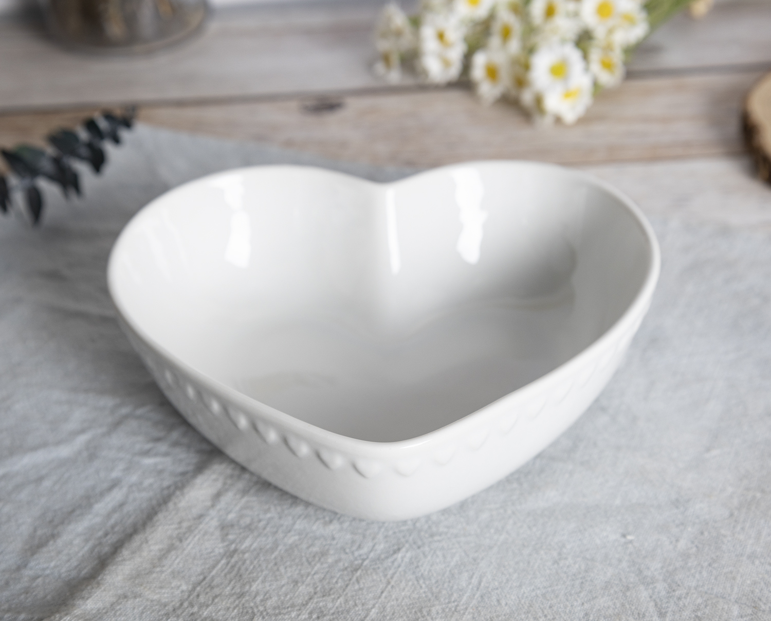 CHANGSHA HAPPY GO Heart-Shaped Embossed Bone China Dinnerware Set in Pink and White Two-Tone Design for Romantic Dining Occasions |happygodinnerware.com