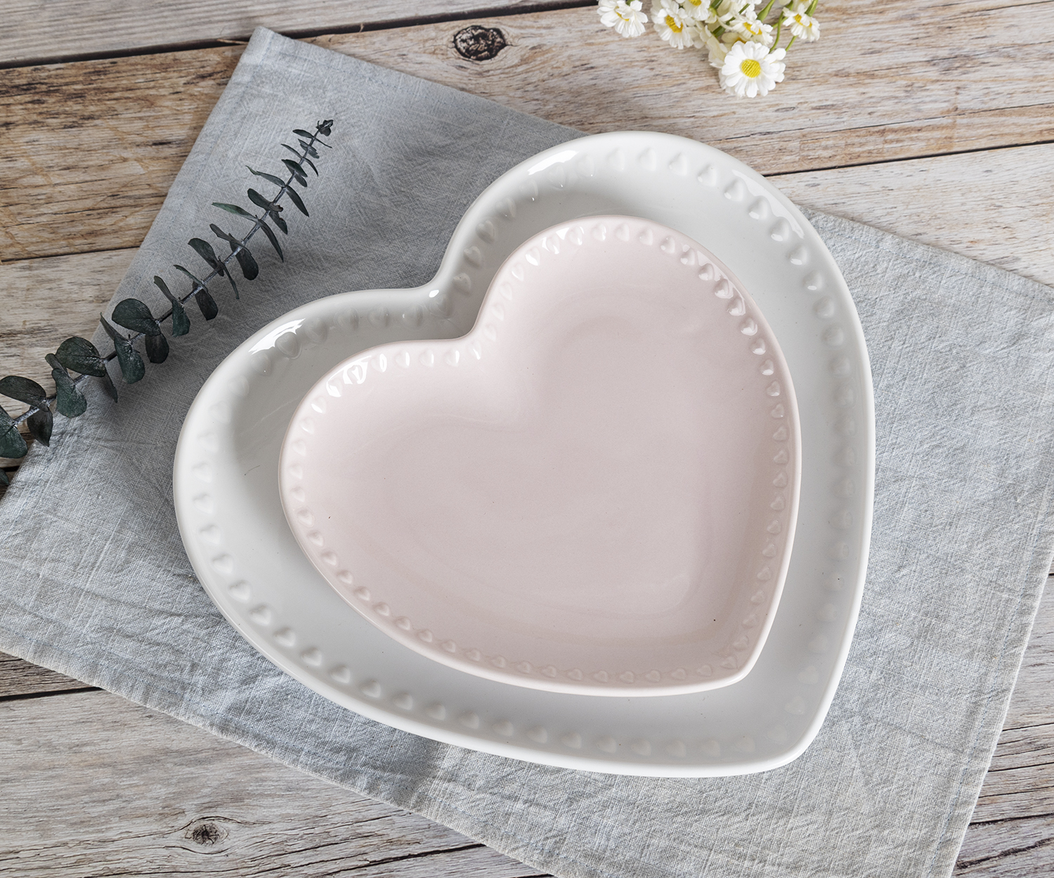 CHANGSHA HAPPY GO Heart-Shaped Embossed Bone China Dinnerware Set in Pink and White Two-Tone Design for Romantic Dining Occasions |happygodinnerware.com