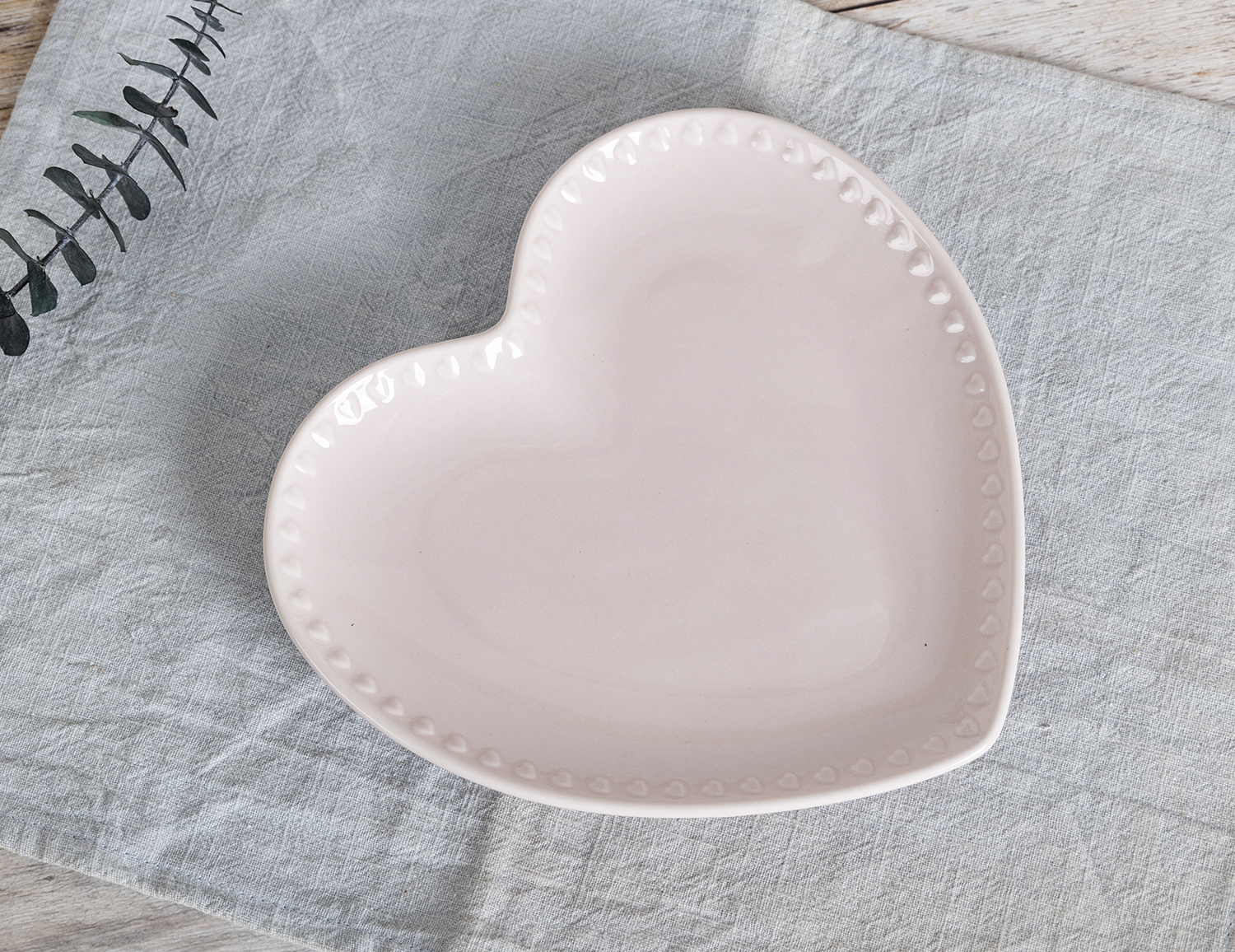 CHANGSHA HAPPY GO Heart-Shaped Embossed Bone China Dinnerware Set in Pink and White Two-Tone Design for Romantic Dining Occasions |happygodinnerware.com