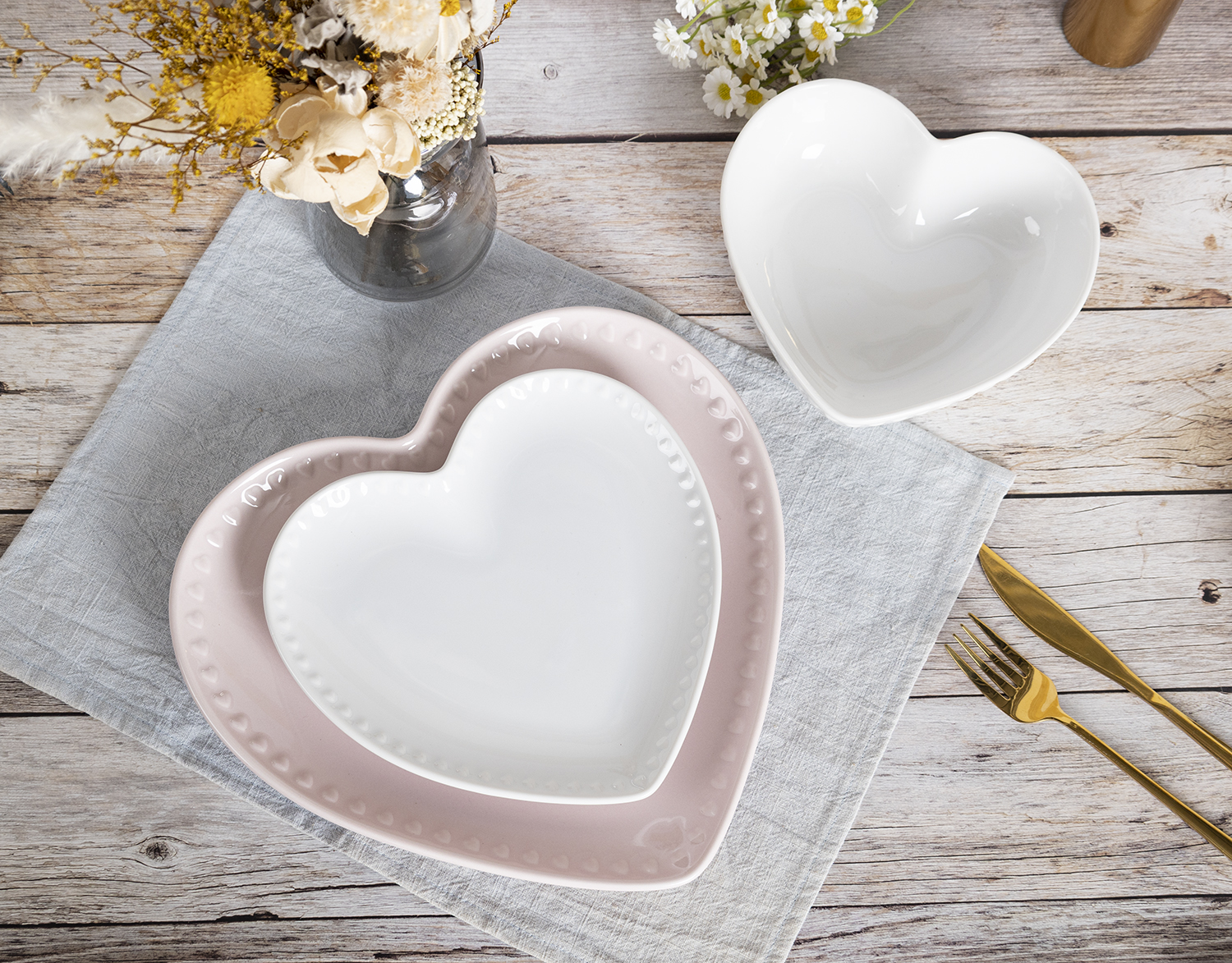 CHANGSHA HAPPY GO Heart-Shaped Embossed Bone China Dinnerware Set in Pink and White Two-Tone Design for Romantic Dining Occasions |happygodinnerware.com