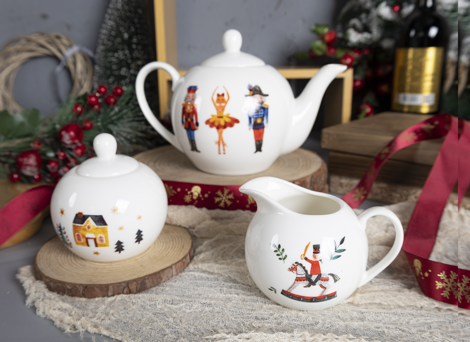 CHANGSHA HAPPY GO  Festive Nutcracker Pattern New Bone China Tableware Set with Classic Holiday Motifs and Glossy Finish  |happygodinnerware.com