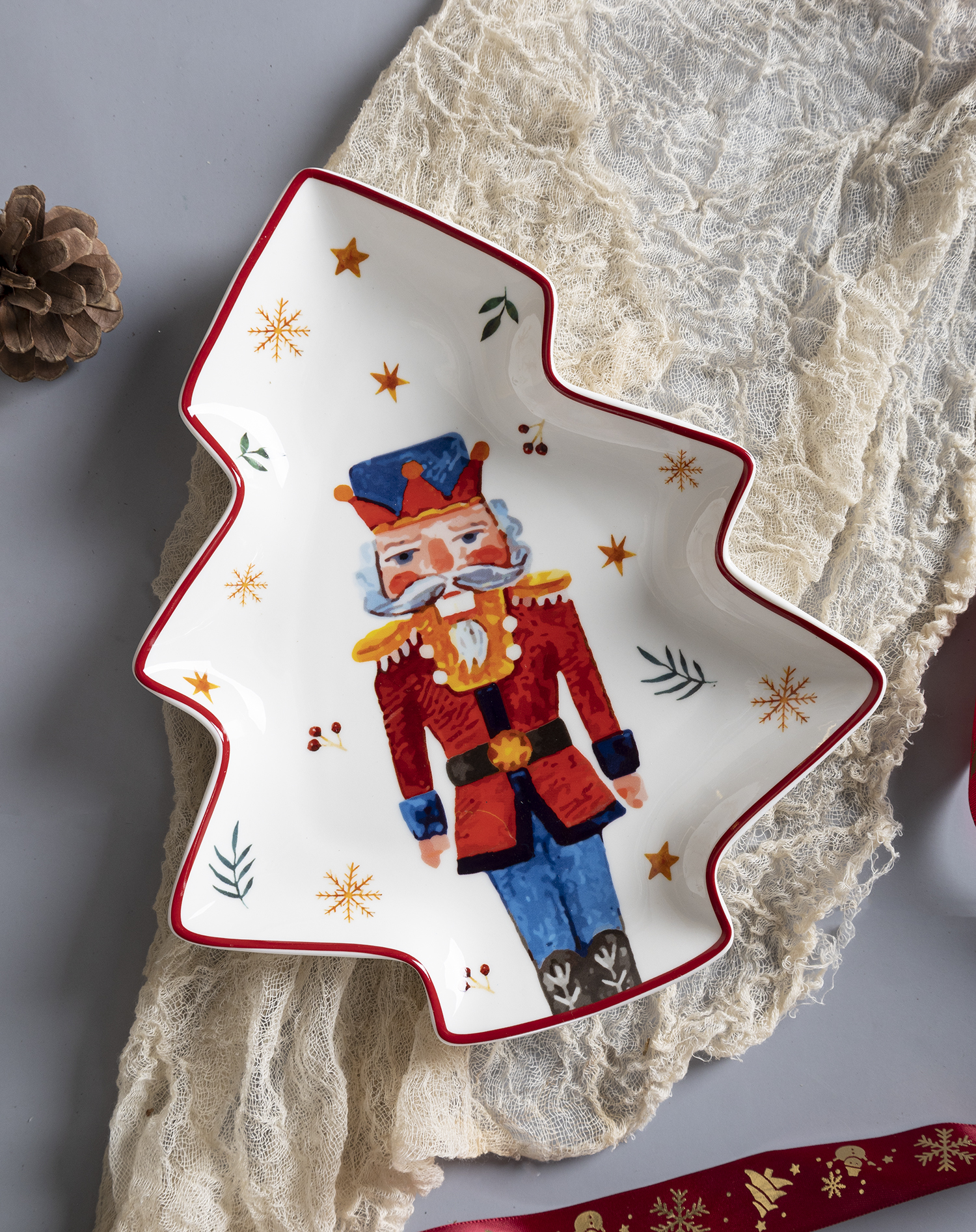 CHANGSHA HAPPY GO  Festive Nutcracker Pattern New Bone China Tableware Set with Classic Holiday Motifs and Glossy Finish  |happygodinnerware.com