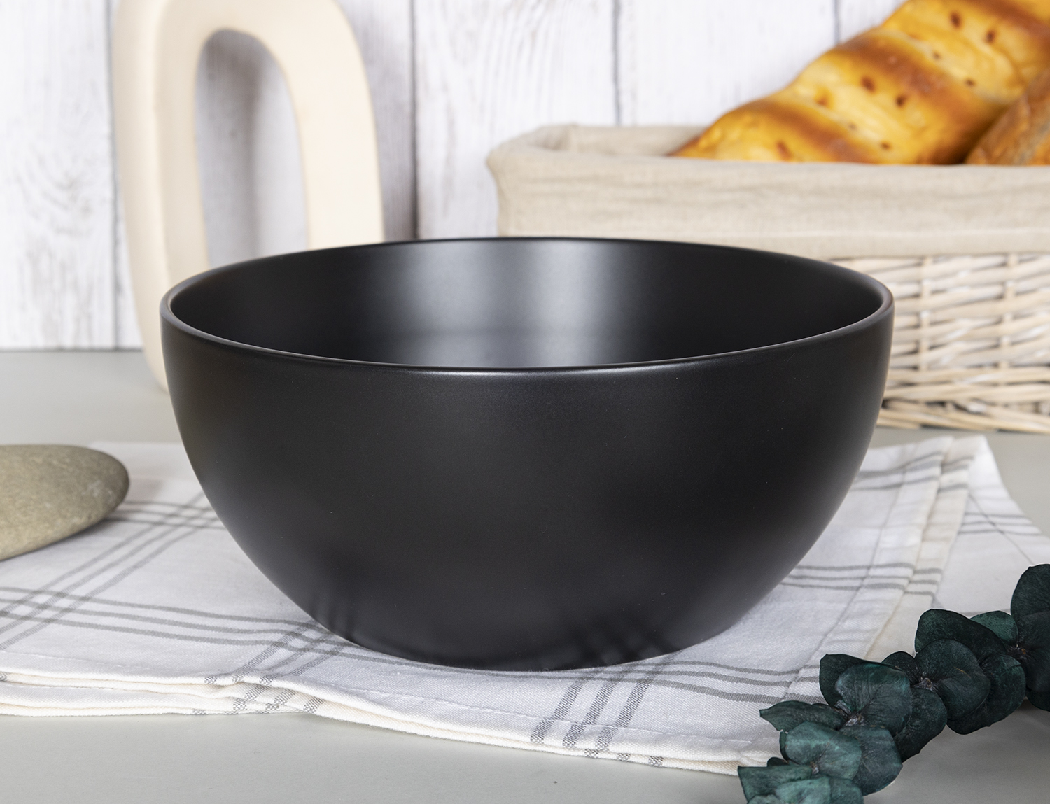 CHANGSHA HAPPY GO Modern Matte Black Stoneware Dinnerware Set with Natural Wooden Handle Design |happygodinnerware.com