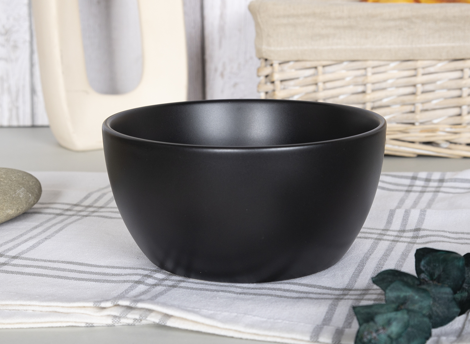 CHANGSHA HAPPY GO Modern Matte Black Stoneware Dinnerware Set with Natural Wooden Handle Design |happygodinnerware.com