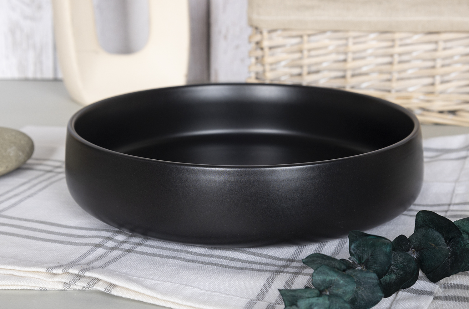 CHANGSHA HAPPY GO Modern Matte Black Stoneware Dinnerware Set with Natural Wooden Handle Design |happygodinnerware.com