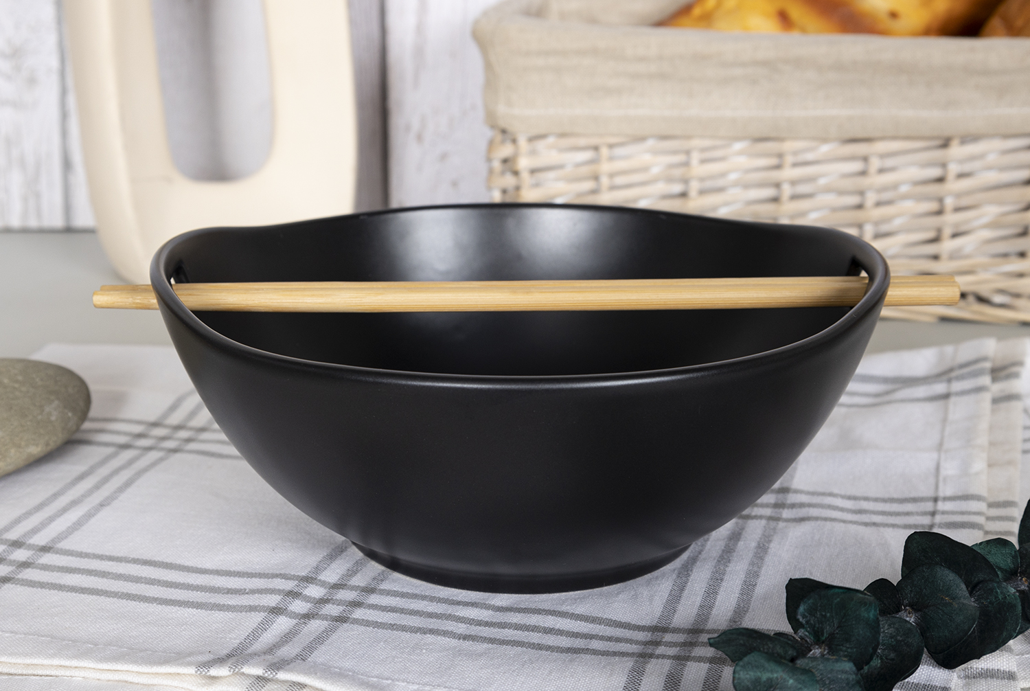 CHANGSHA HAPPY GO Modern Matte Black Stoneware Dinnerware Set with Natural Wooden Handle Design |happygodinnerware.com