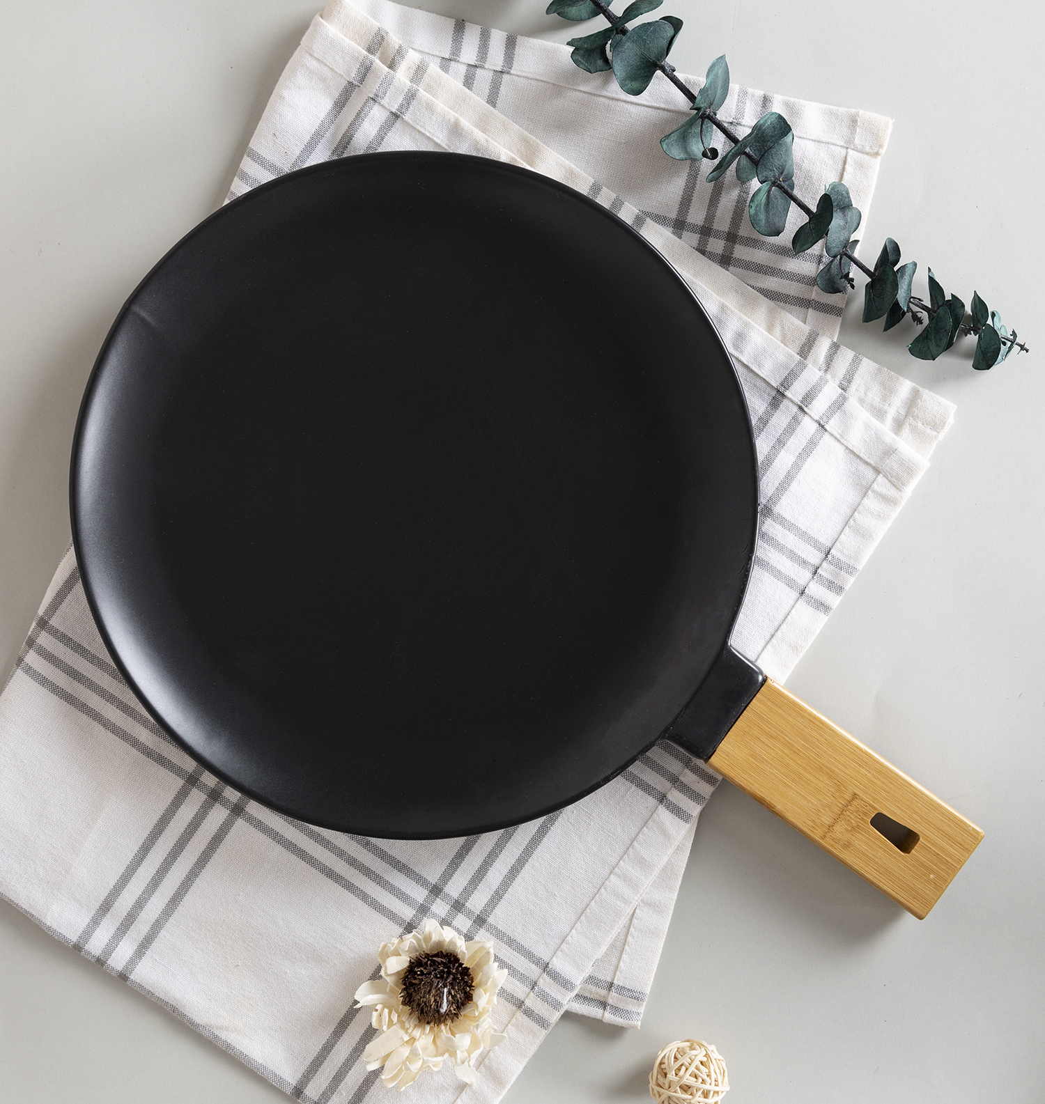 CHANGSHA HAPPY GO Modern Matte Black Stoneware Dinnerware Set with Natural Wooden Handle Design |happygodinnerware.com
