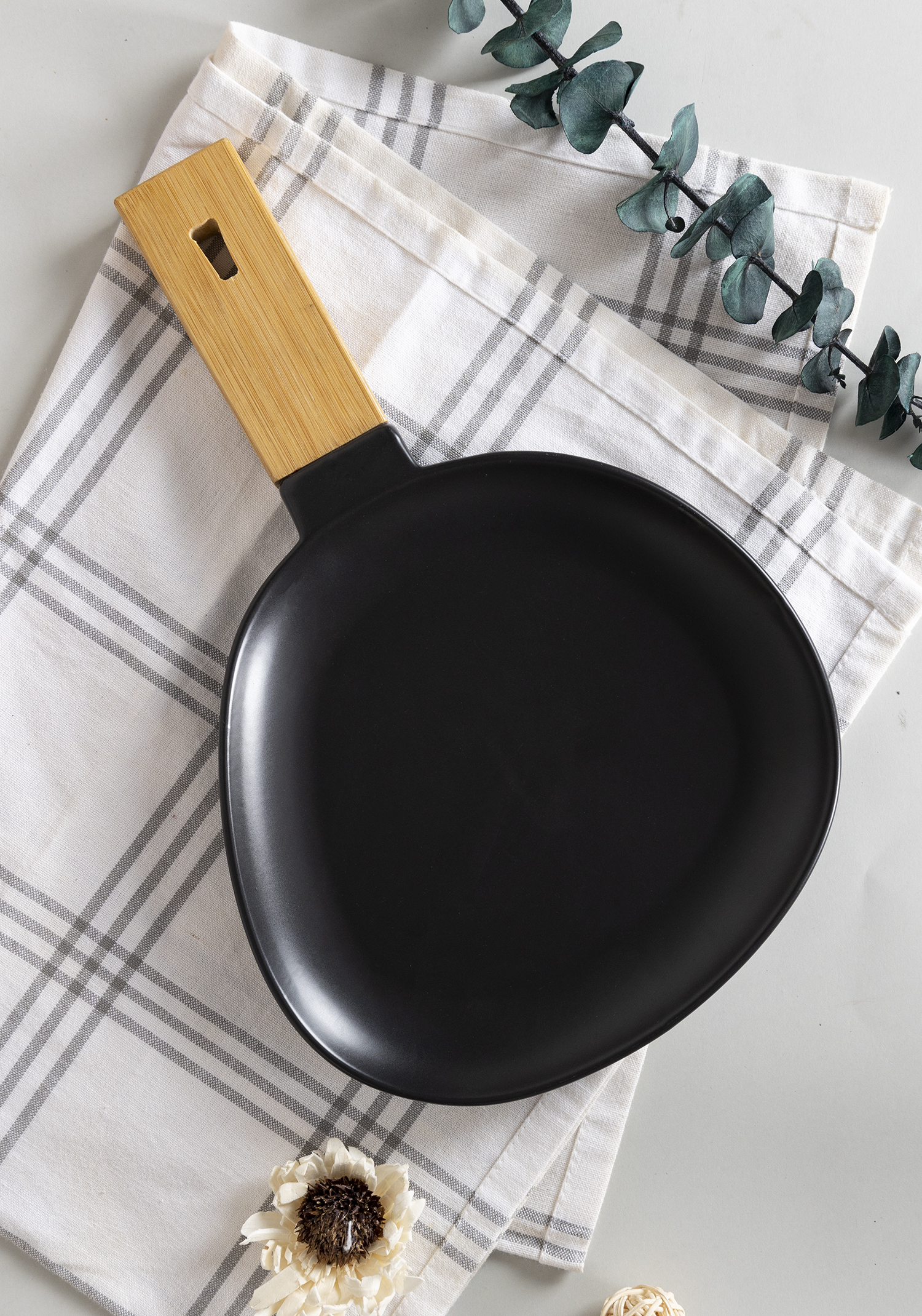 CHANGSHA HAPPY GO Modern Matte Black Stoneware Dinnerware Set with Natural Wooden Handle Design |happygodinnerware.com