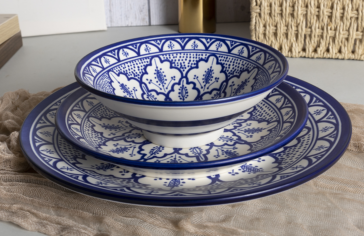 CHANGSHA HAPPY GO Vintage Blue and White Floral Decal Stoneware Bowl and Plate Set with Classic Mediterranean Pattern |happygodinnerware.com