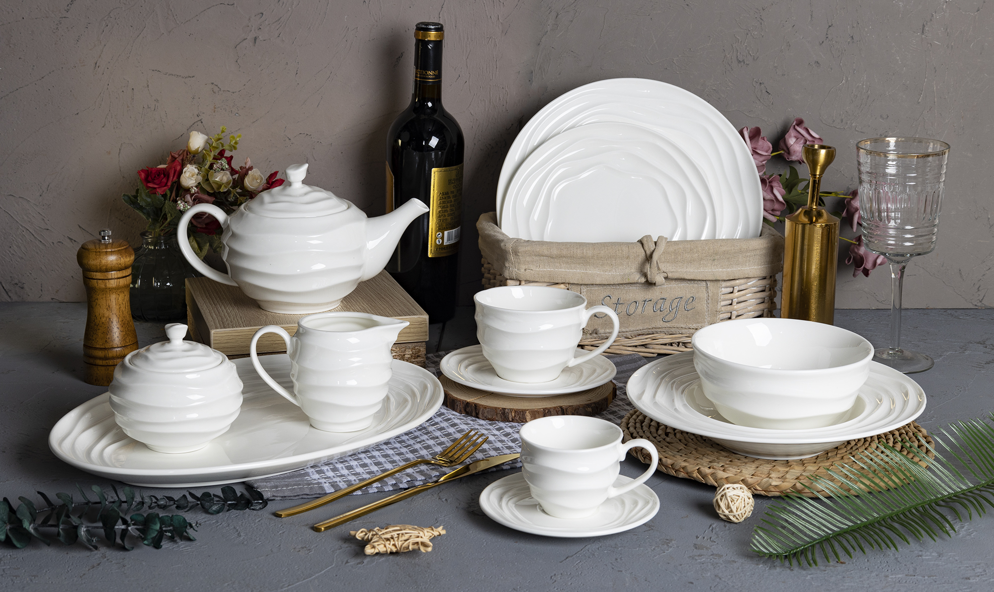 CHANGSHA HAPPY GO Scalloped Gold-Rimmed Bone China Dinnerware Set with Embossed Ripple Design for Premium Table Presentation |happygodinnerware.com
