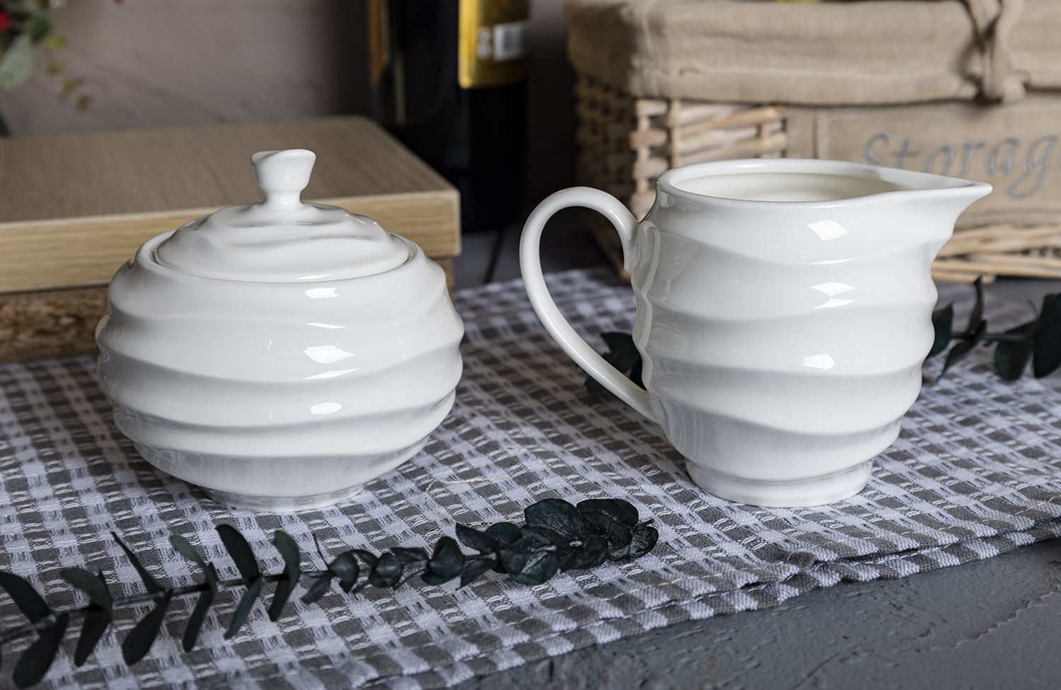 CHANGSHA HAPPY GO Scalloped Gold-Rimmed Bone China Dinnerware Set with Embossed Ripple Design for Premium Table Presentation |happygodinnerware.com