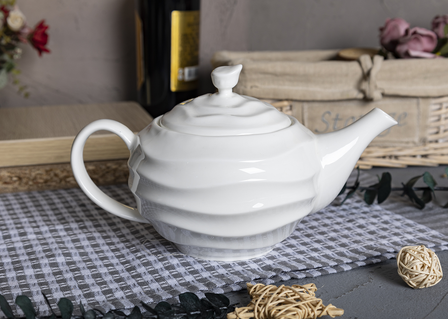 CHANGSHA HAPPY GO Scalloped Gold-Rimmed Bone China Dinnerware Set with Embossed Ripple Design for Premium Table Presentation |happygodinnerware.com