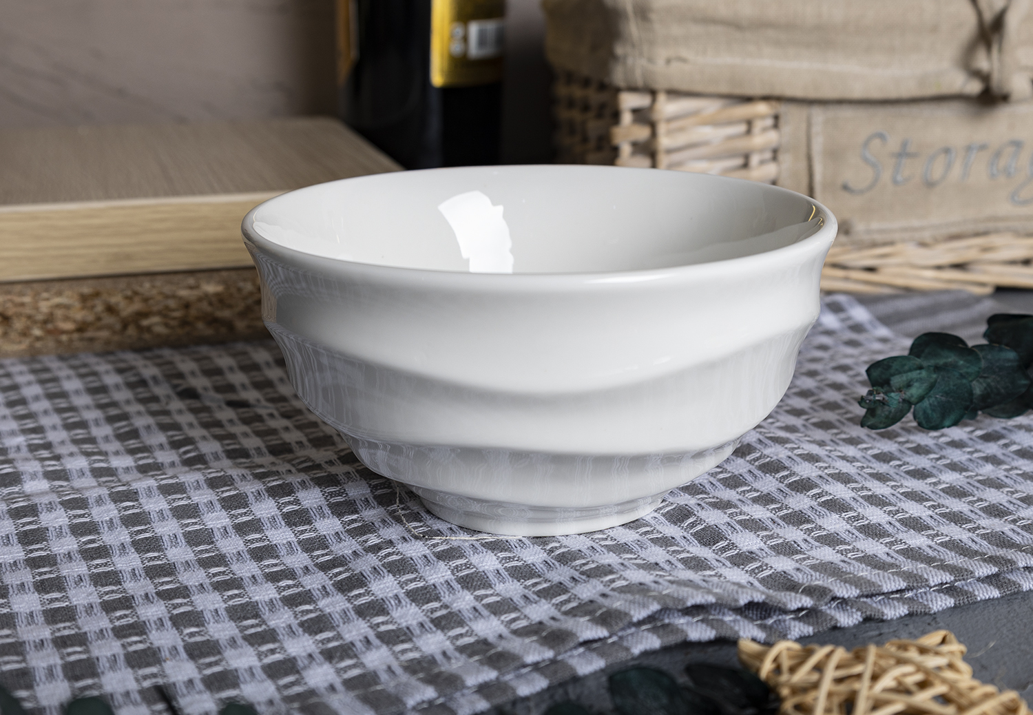 CHANGSHA HAPPY GO Scalloped Gold-Rimmed Bone China Dinnerware Set with Embossed Ripple Design for Premium Table Presentation |happygodinnerware.com