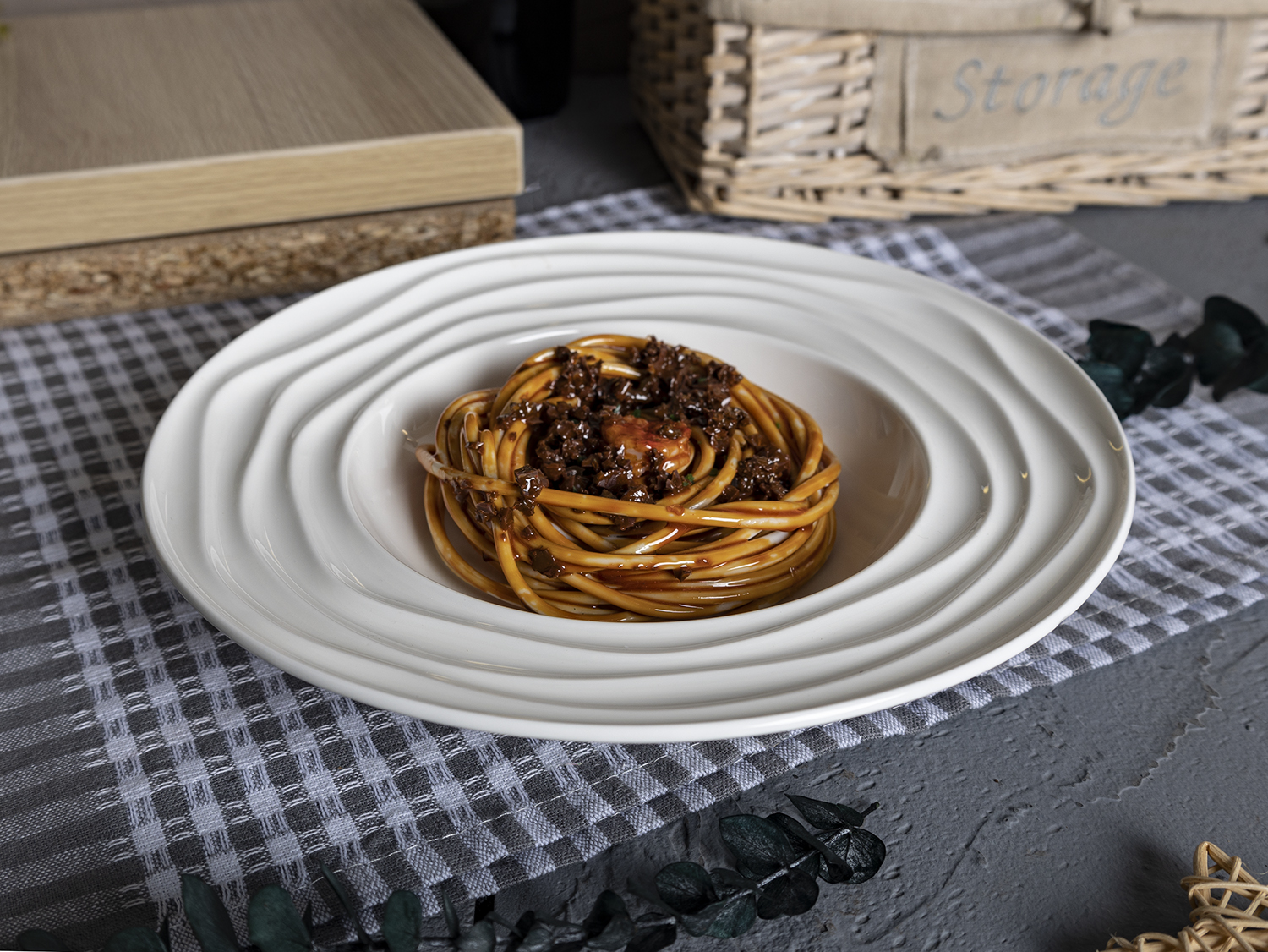 CHANGSHA HAPPY GO Scalloped Gold-Rimmed Bone China Dinnerware Set with Embossed Ripple Design for Premium Table Presentation |happygodinnerware.com