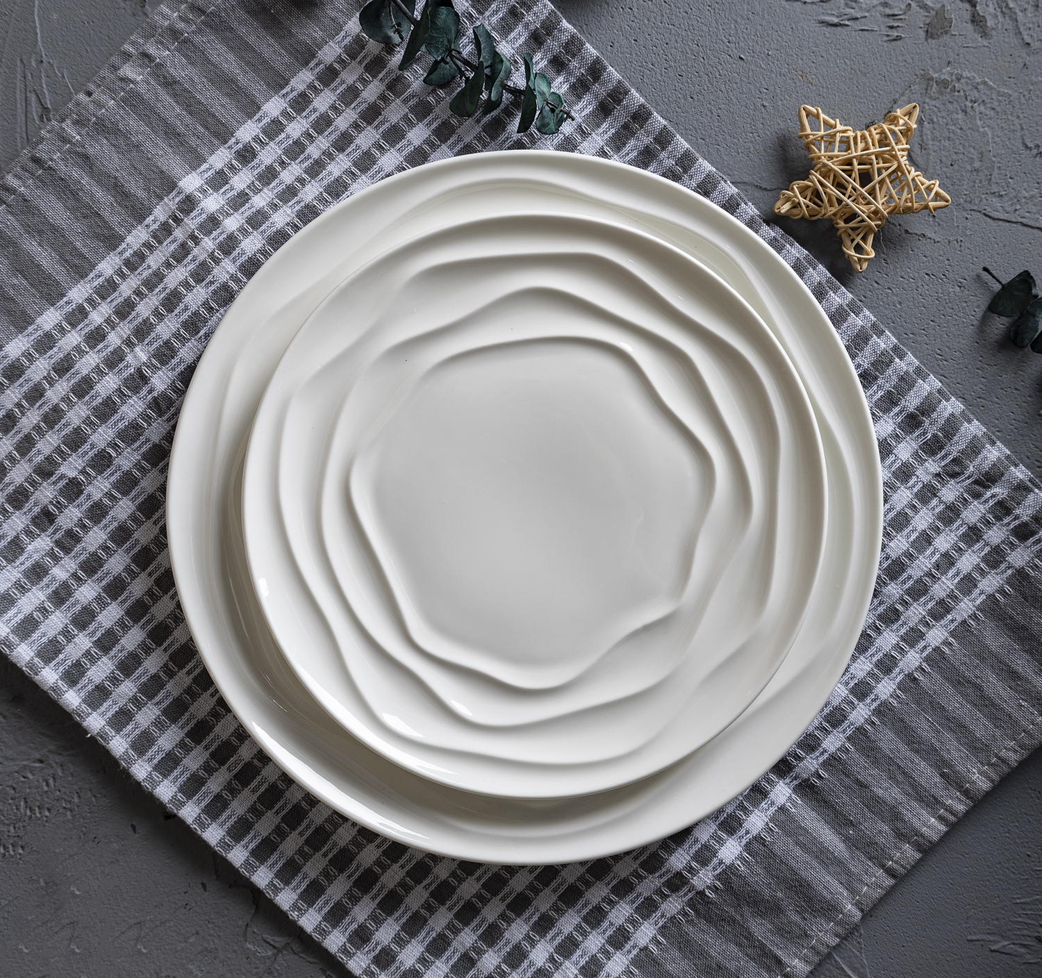 CHANGSHA HAPPY GO Scalloped Gold-Rimmed Bone China Dinnerware Set with Embossed Ripple Design for Premium Table Presentation |happygodinnerware.com