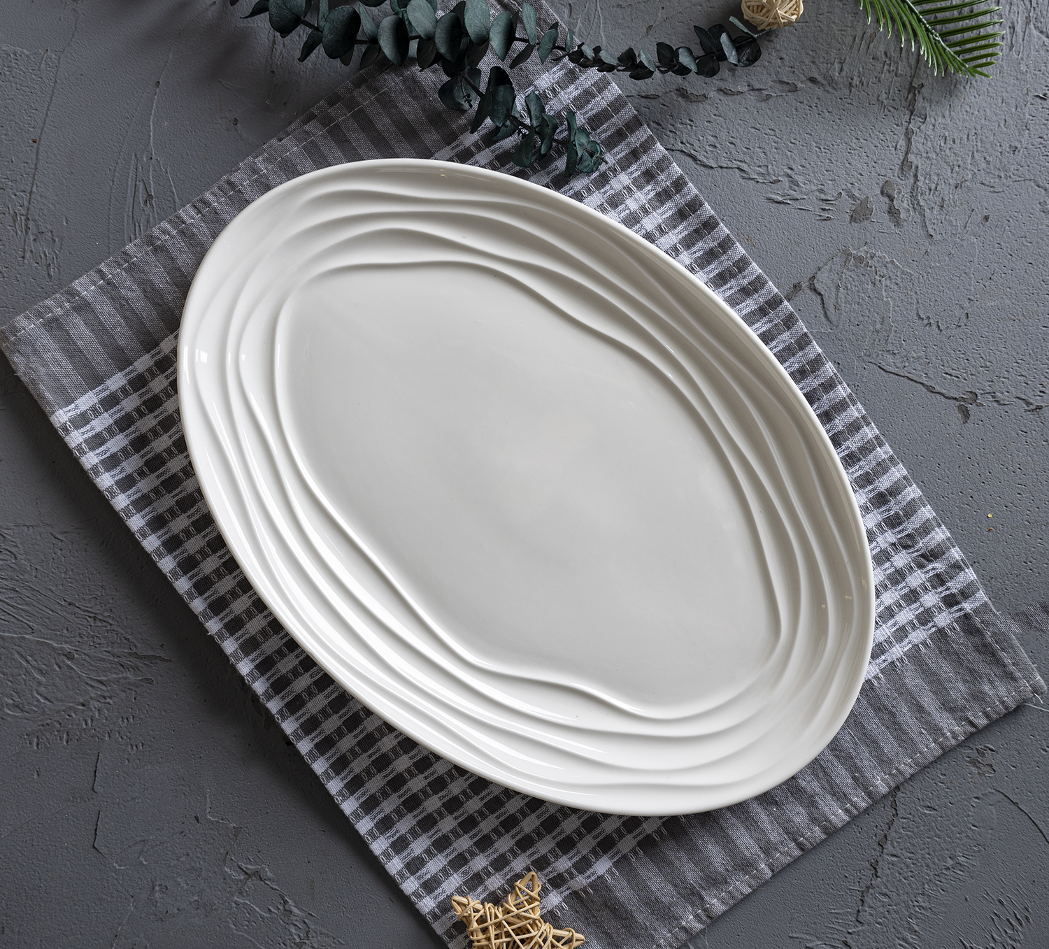 CHANGSHA HAPPY GO Scalloped Gold-Rimmed Bone China Dinnerware Set with Embossed Ripple Design for Premium Table Presentation |happygodinnerware.com