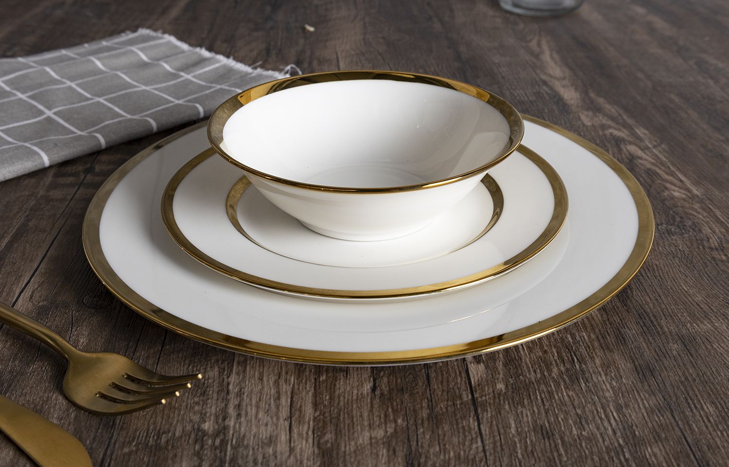 CHANGSHA HAPPY GO Classic White Bone China Western Dinner Set with Electroplated Gold Trim for Restaurant and Home Use |happygodinnerware.com