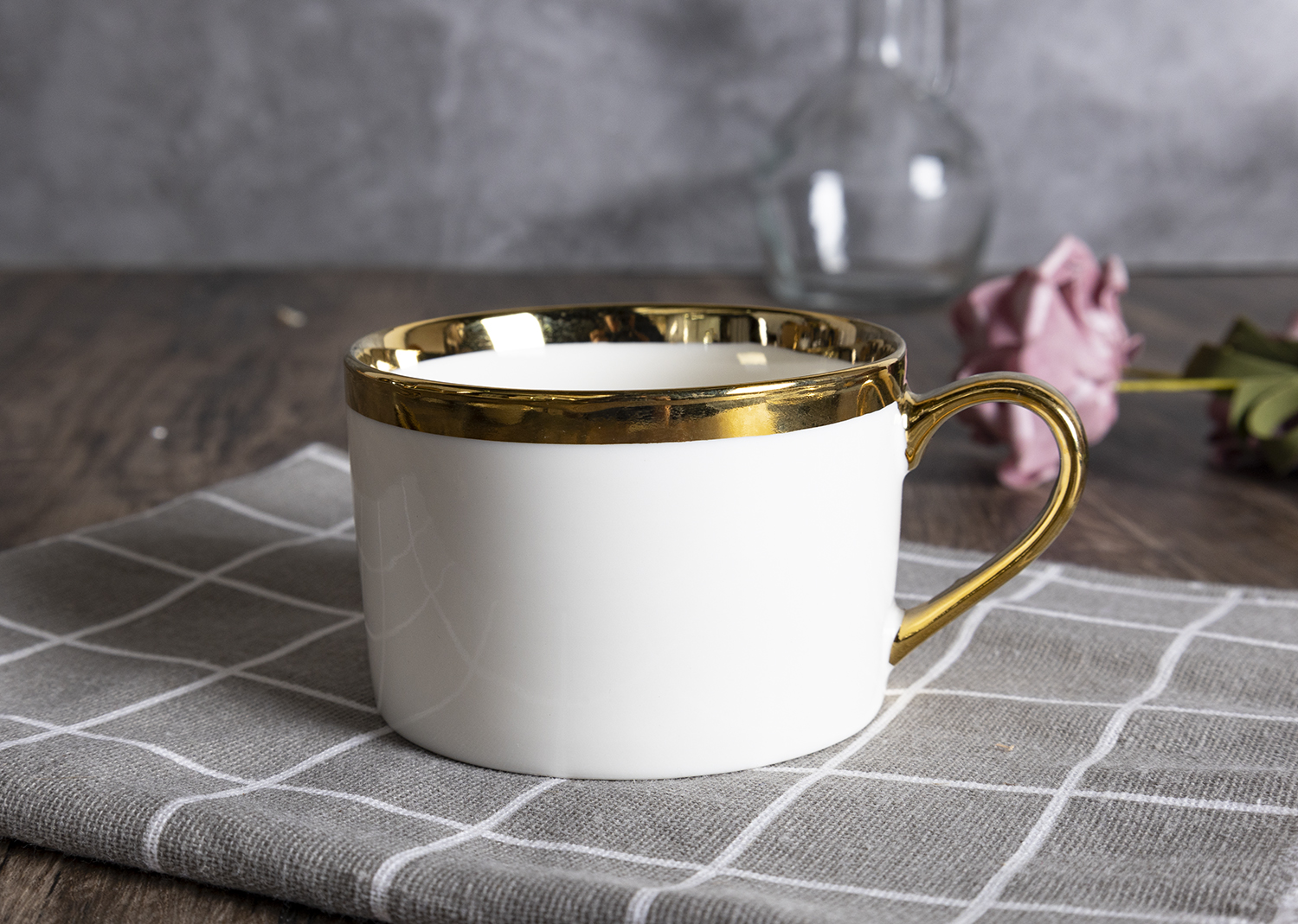 CHANGSHA HAPPY GO Classic White Bone China Western Dinner Set with Electroplated Gold Trim for Restaurant and Home Use |happygodinnerware.com