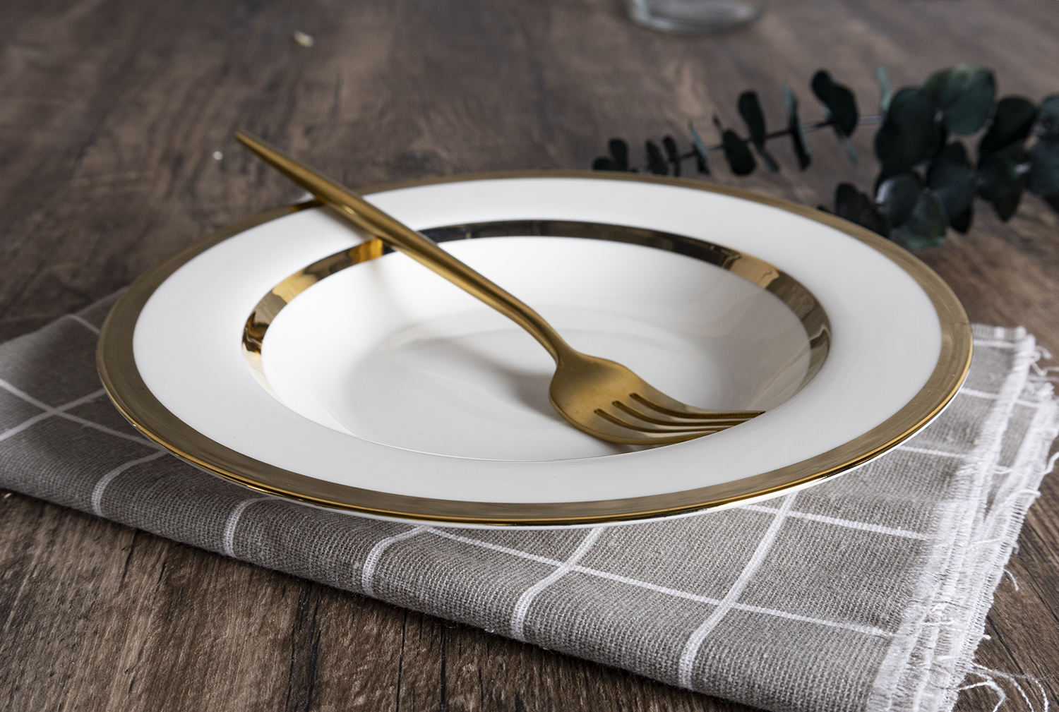 CHANGSHA HAPPY GO Classic White Bone China Western Dinner Set with Electroplated Gold Trim for Restaurant and Home Use |happygodinnerware.com