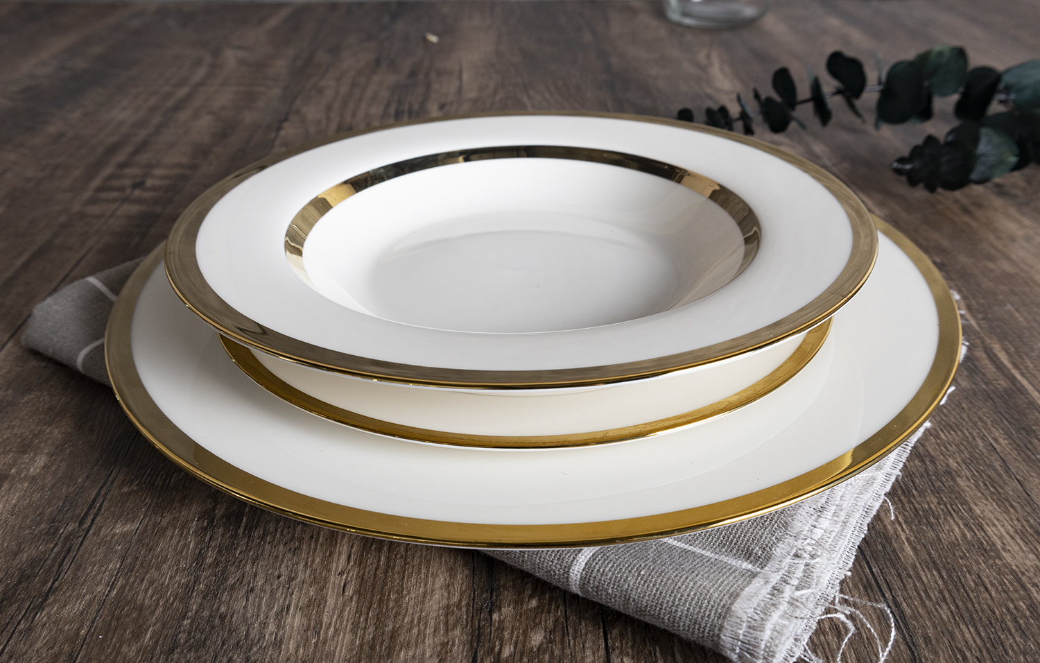 CHANGSHA HAPPY GO Classic White Bone China Western Dinner Set with Electroplated Gold Trim for Restaurant and Home Use |happygodinnerware.com