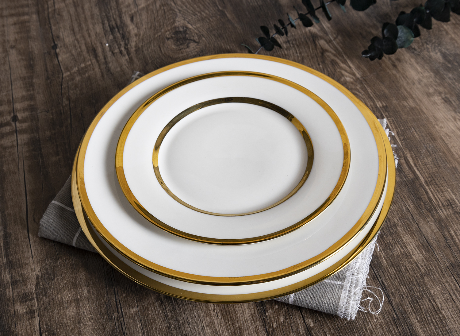 CHANGSHA HAPPY GO Classic White Bone China Western Dinner Set with Electroplated Gold Trim for Restaurant and Home Use |happygodinnerware.com