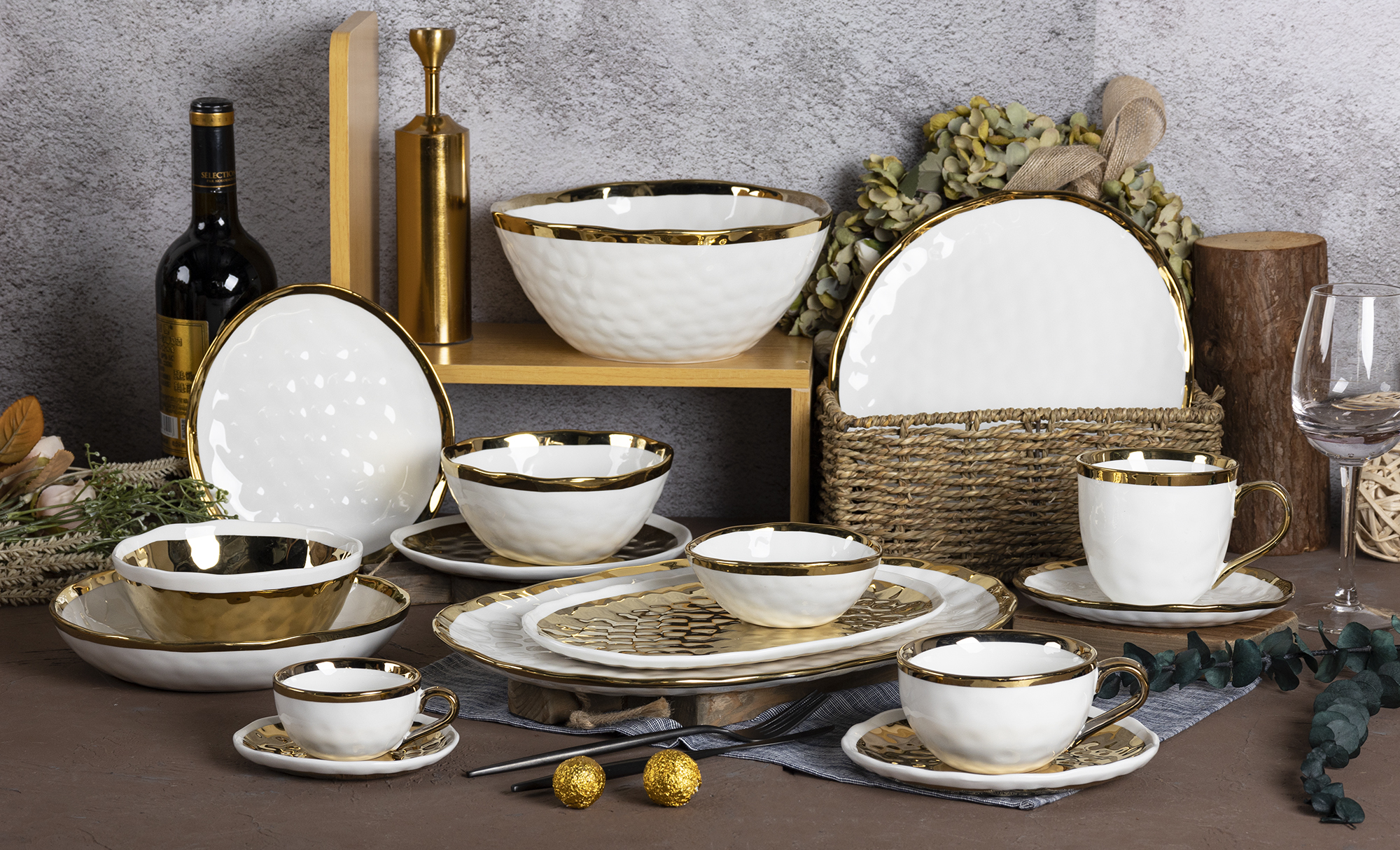 CHANGSHA HAPPY GO Luxury Bone China Dinner and Tea Set with Electroplated Gold Hammer Texture for Upscale Dining Occasions |happygodinnerware.com