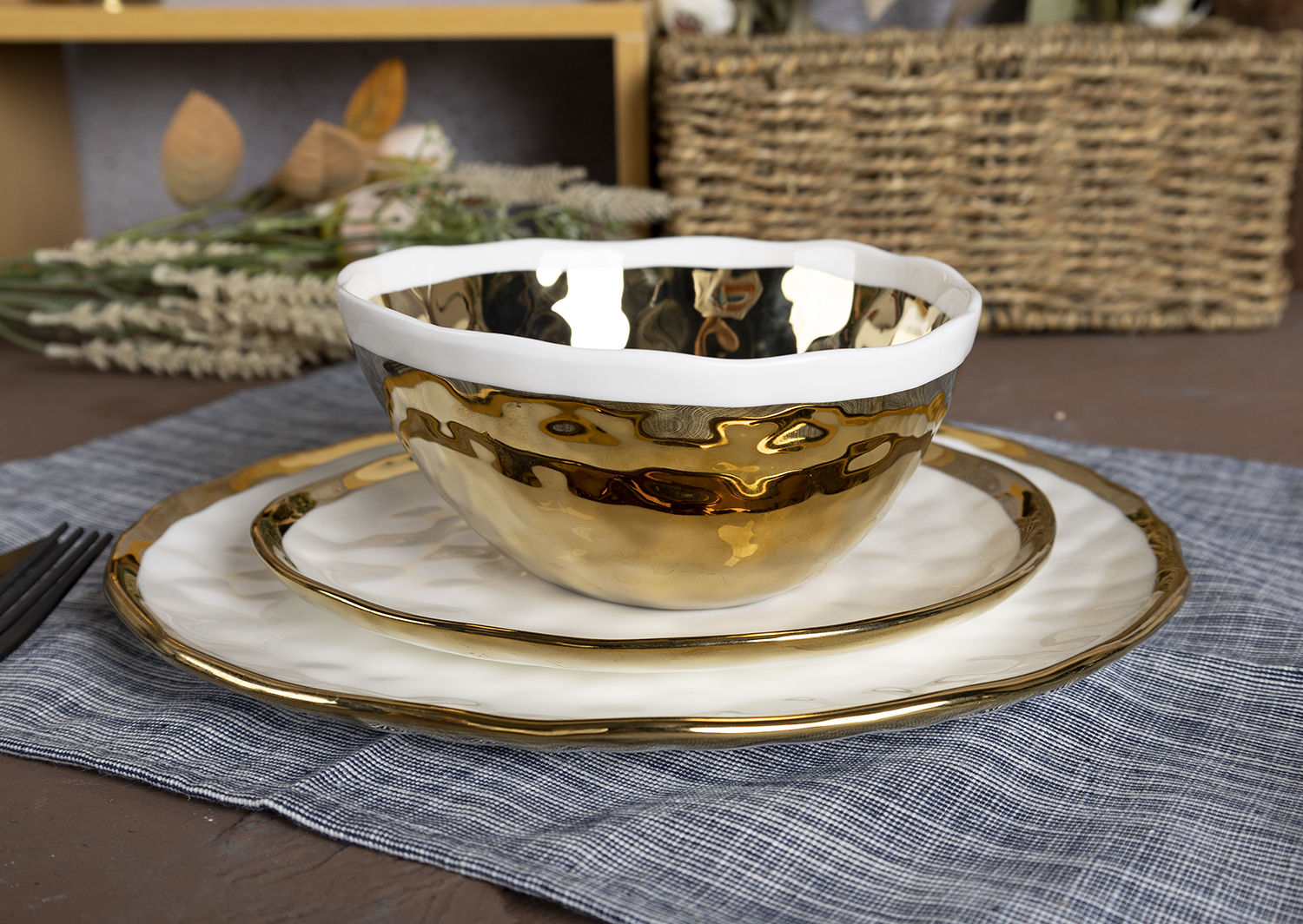 CHANGSHA HAPPY GO Luxury Bone China Dinner and Tea Set with Electroplated Gold Hammer Texture for Upscale Dining Occasions |happygodinnerware.com