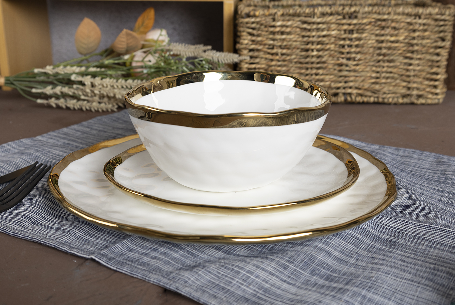 CHANGSHA HAPPY GO Luxury Bone China Dinner and Tea Set with Electroplated Gold Hammer Texture for Upscale Dining Occasions |happygodinnerware.com