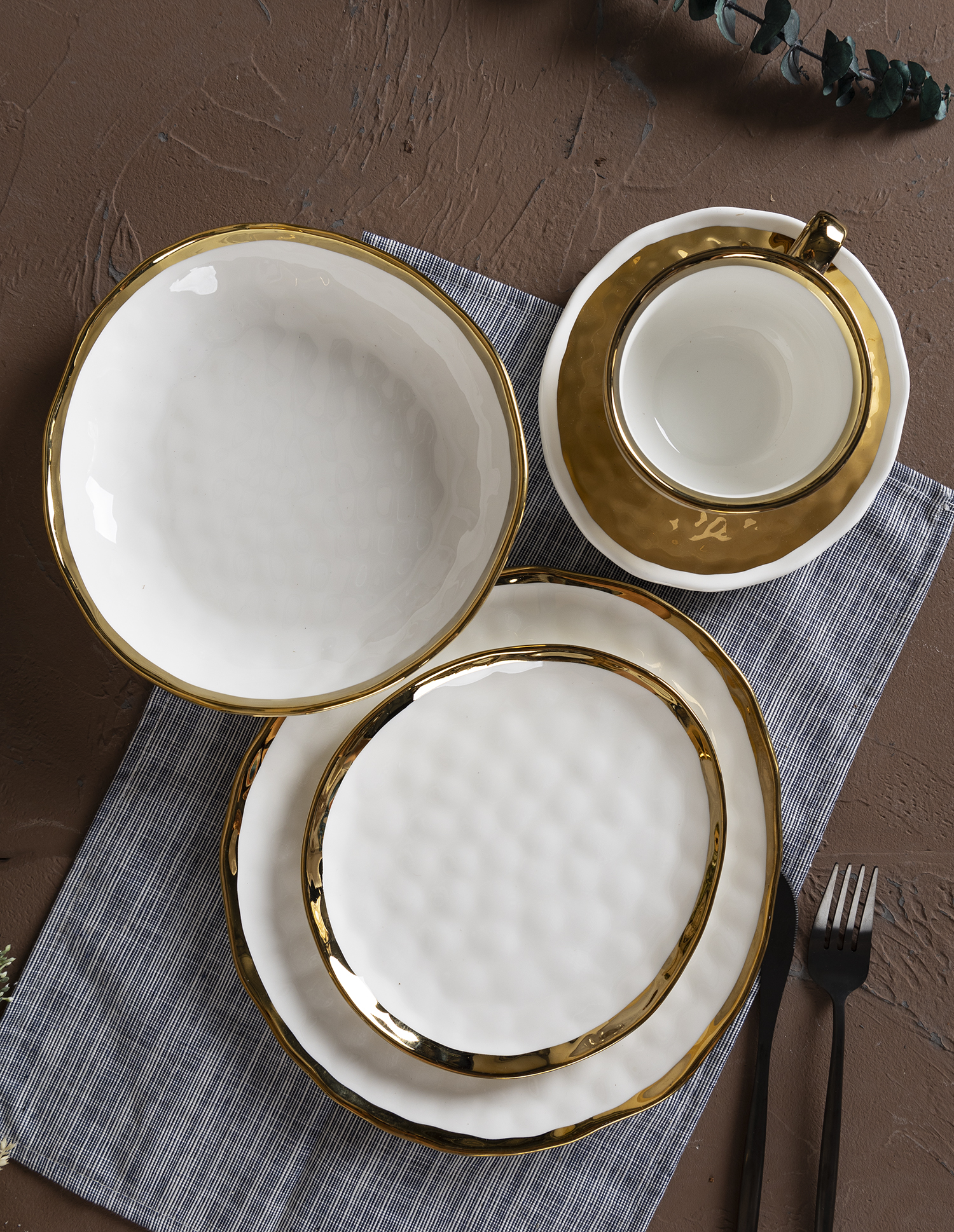 CHANGSHA HAPPY GO Luxury Bone China Dinner and Tea Set with Electroplated Gold Hammer Texture for Upscale Dining Occasions |happygodinnerware.com